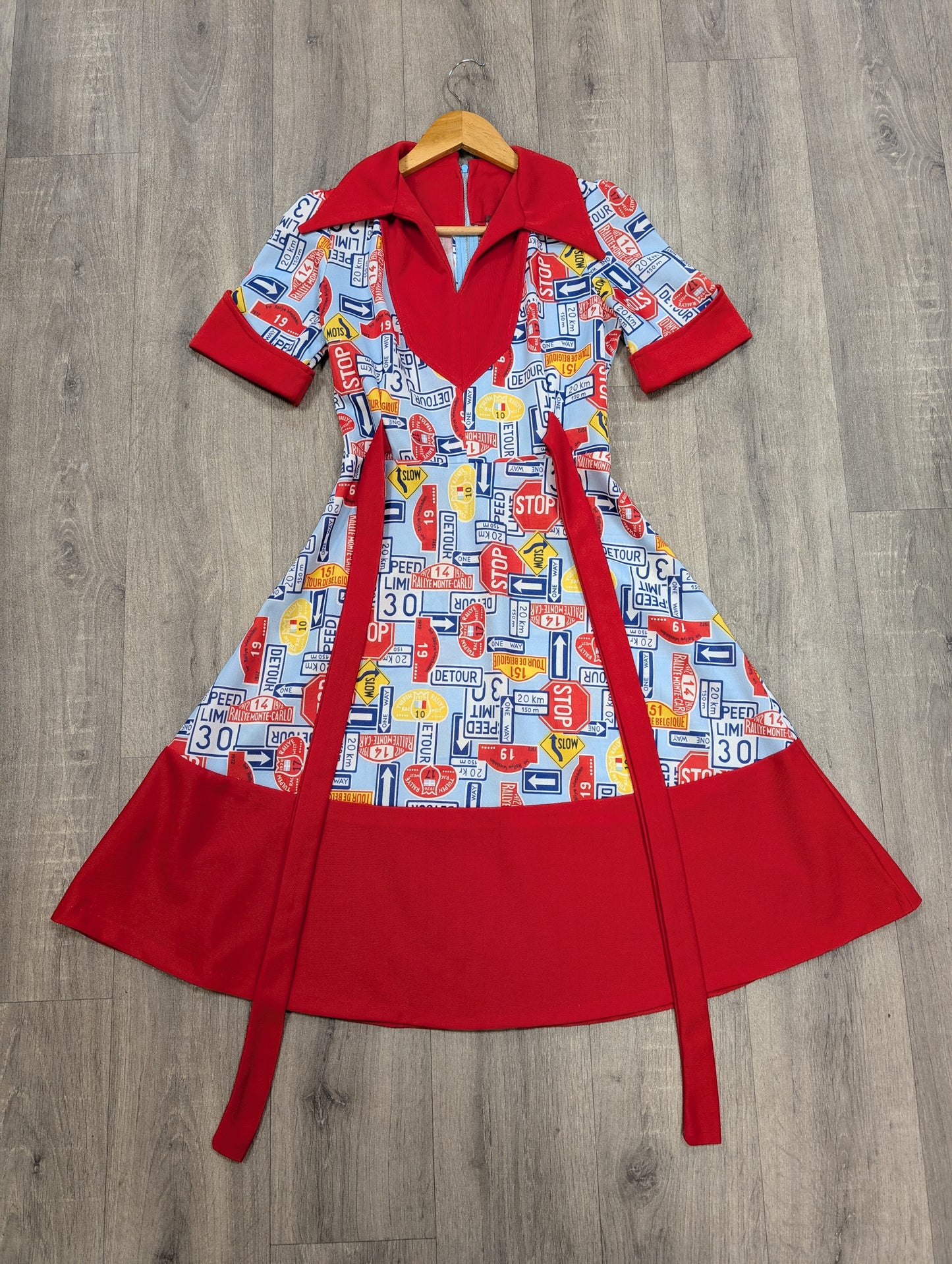Epic 1970s novelty print road sign/rally dress - S/8