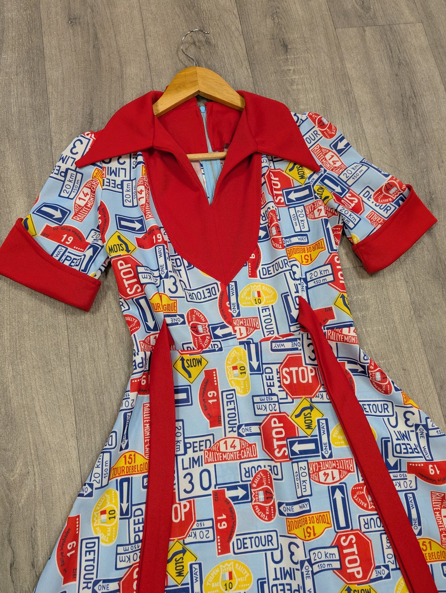 Epic 1970s novelty print road sign/rally dress - S/8