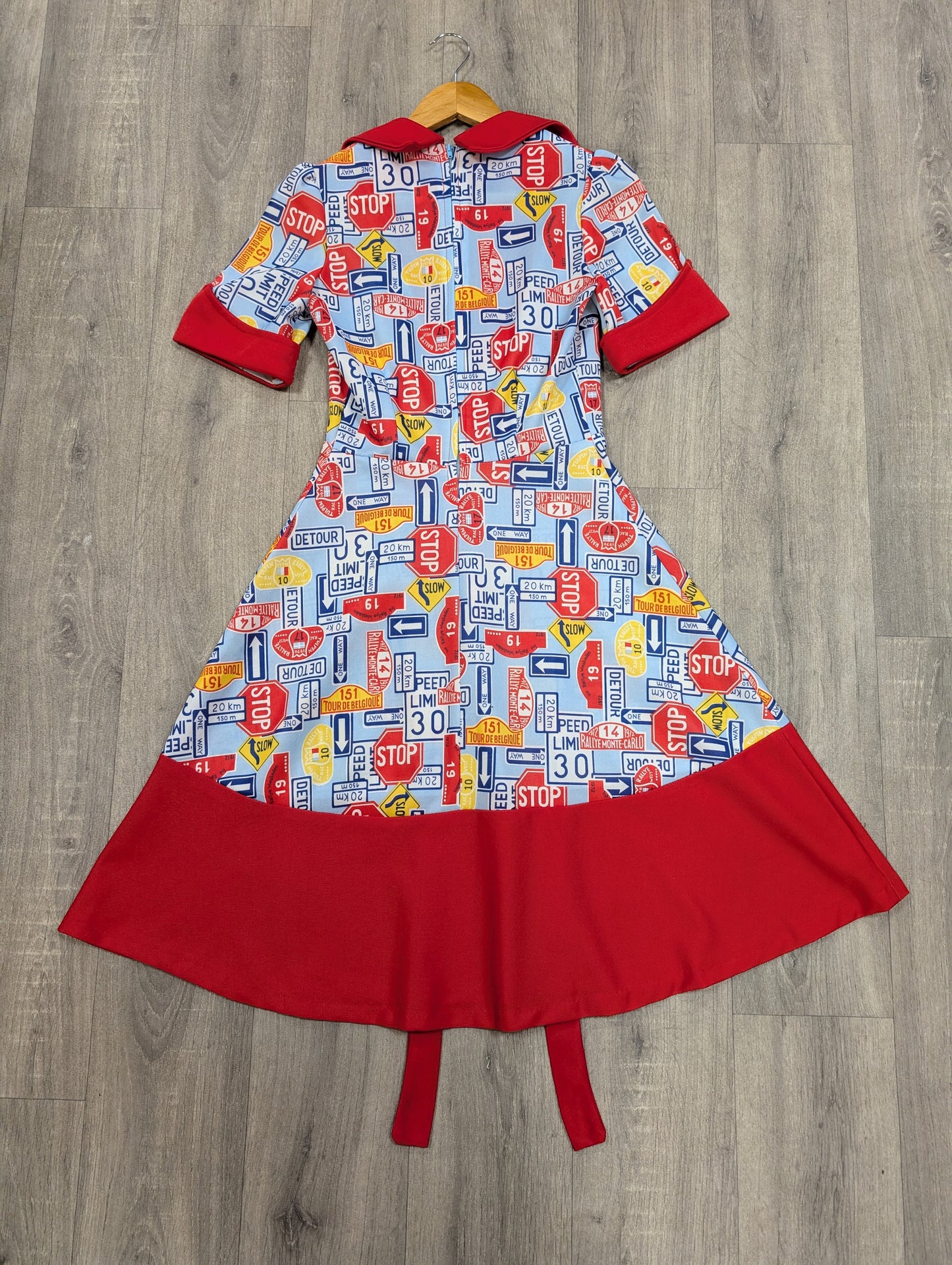 Epic 1970s novelty print road sign/rally dress - S/8