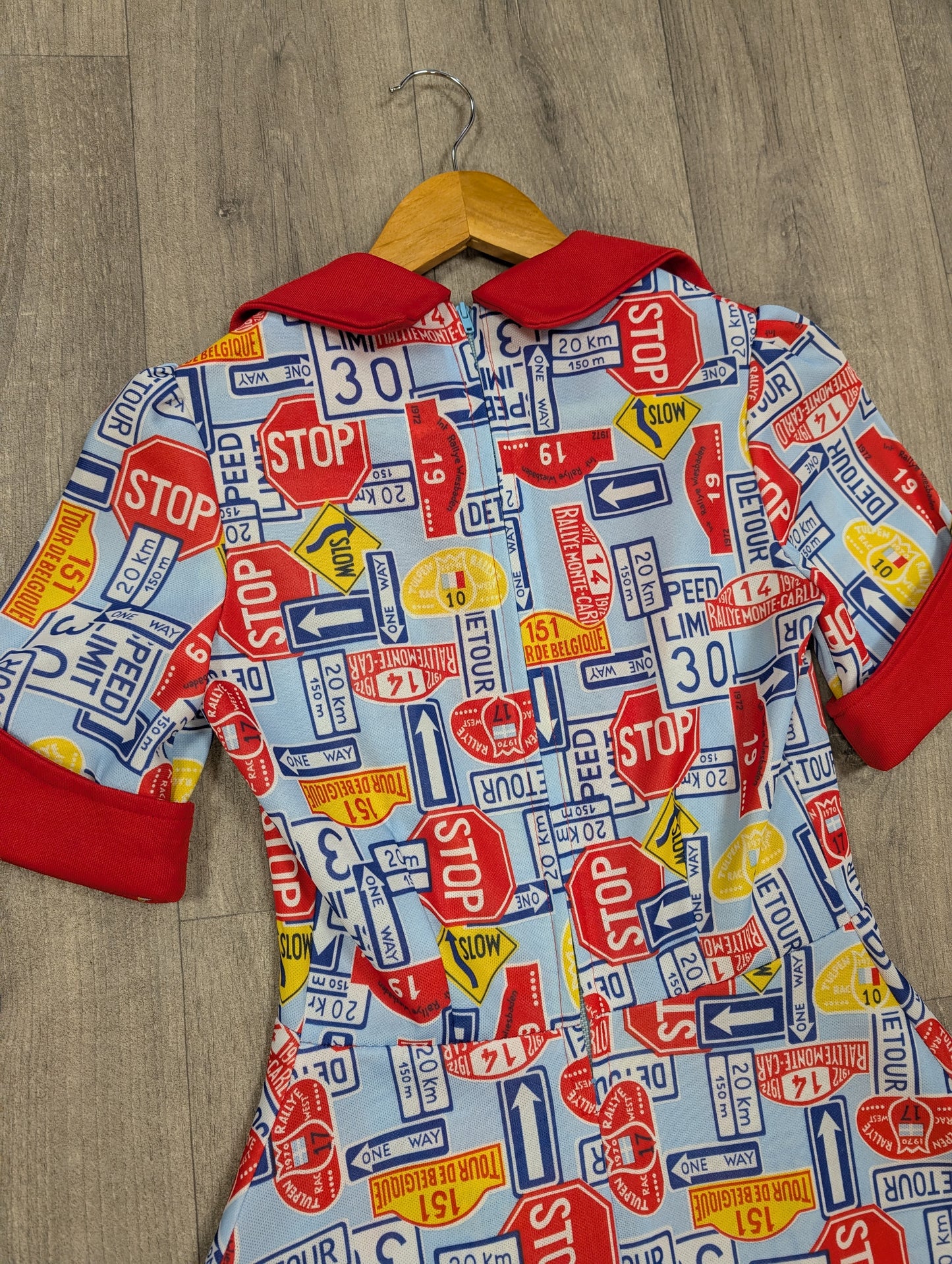 Epic 1970s novelty print road sign/rally dress - S/8
