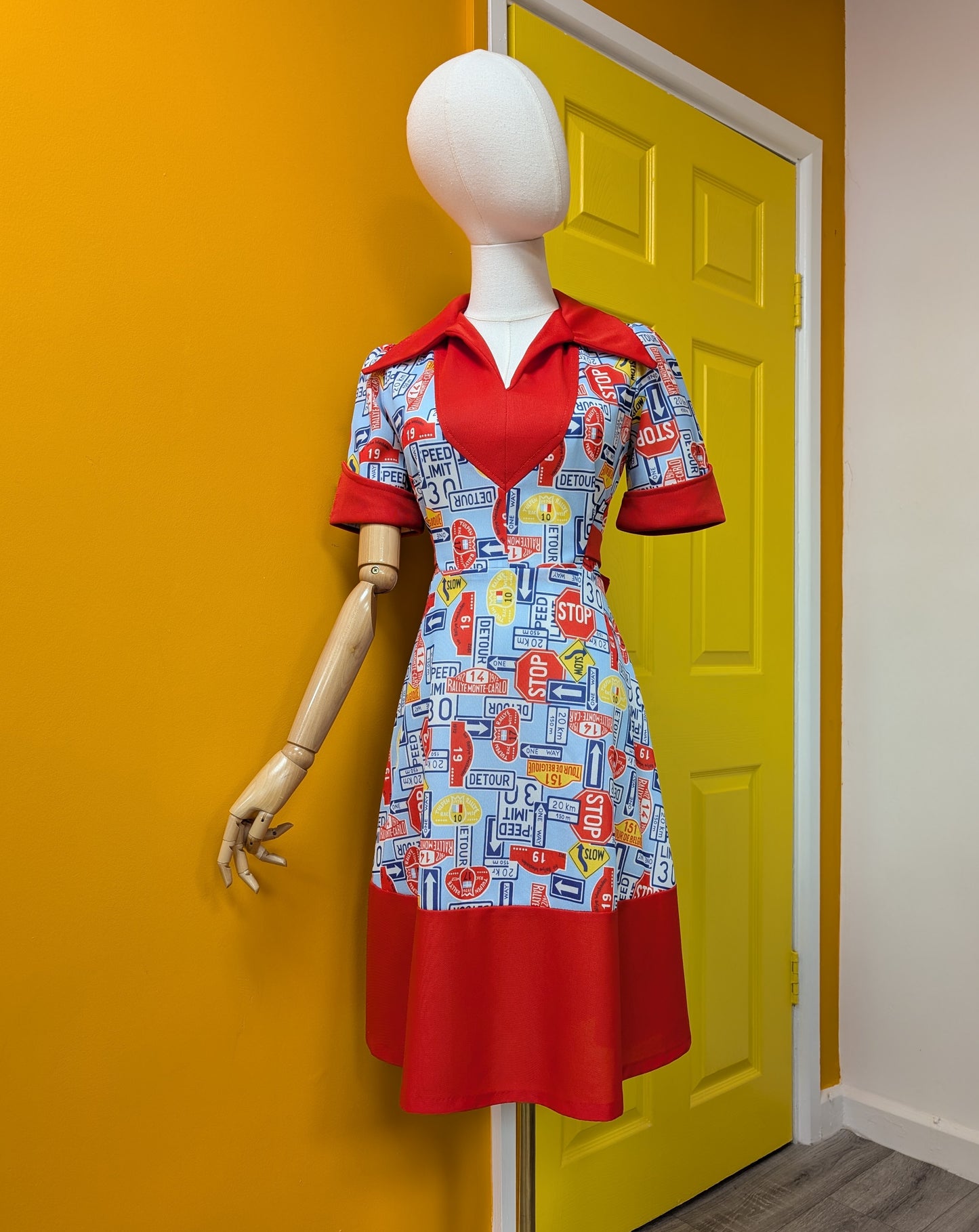 Epic 1970s novelty print road sign/rally dress - S/8