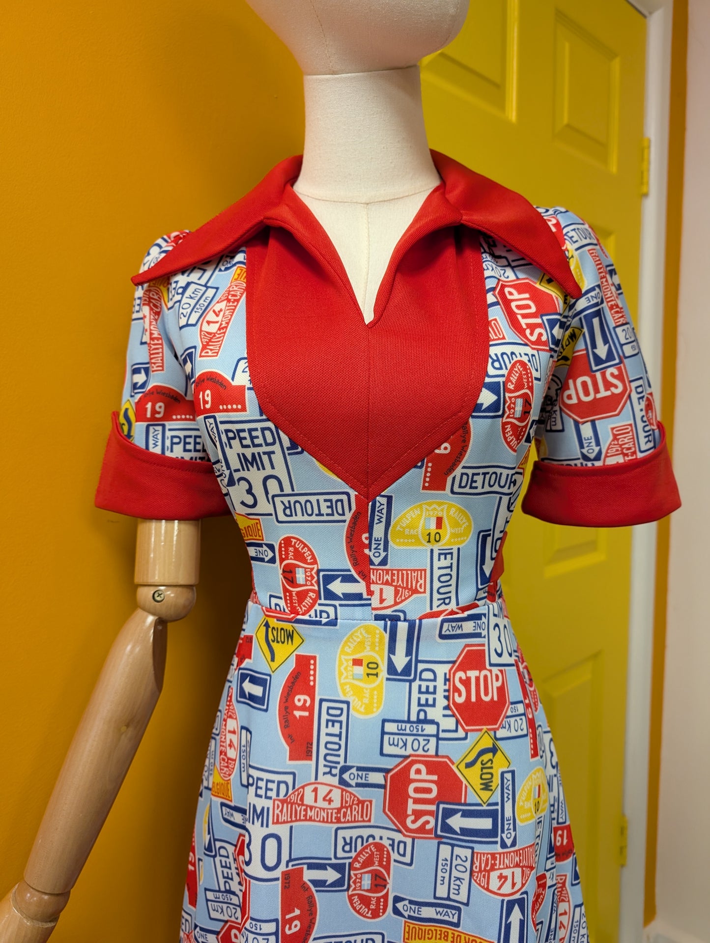 Epic 1970s novelty print road sign/rally dress - S/8