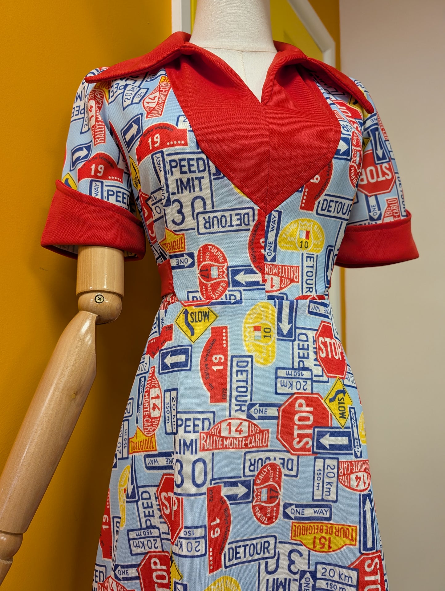 Epic 1970s novelty print road sign/rally dress - S/8