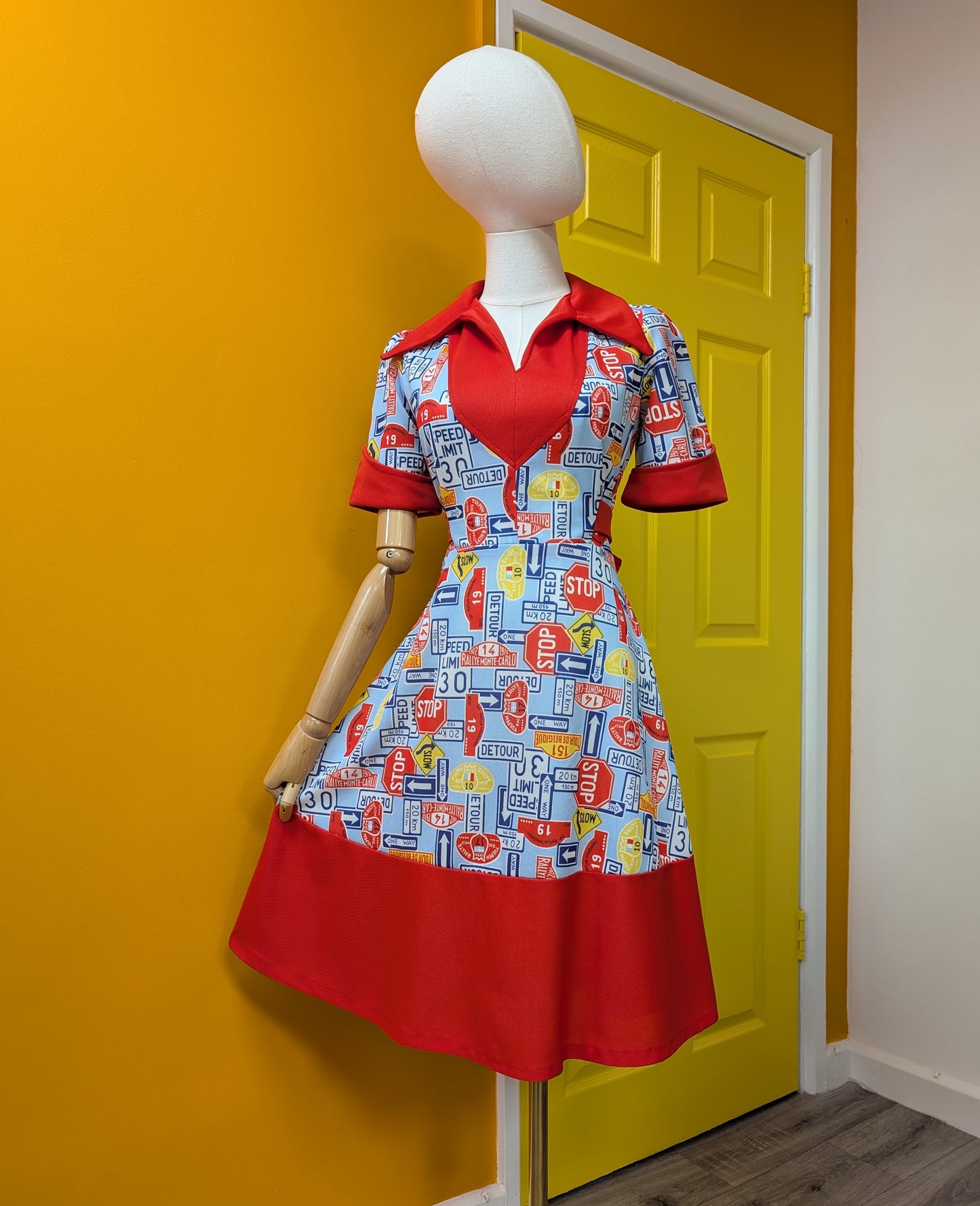 Epic 1970s novelty print road sign/rally dress - S/8