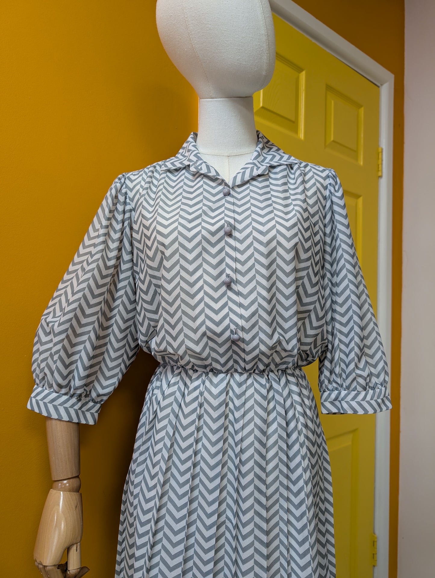 1980s grey and white chevron print dress - up to a 14