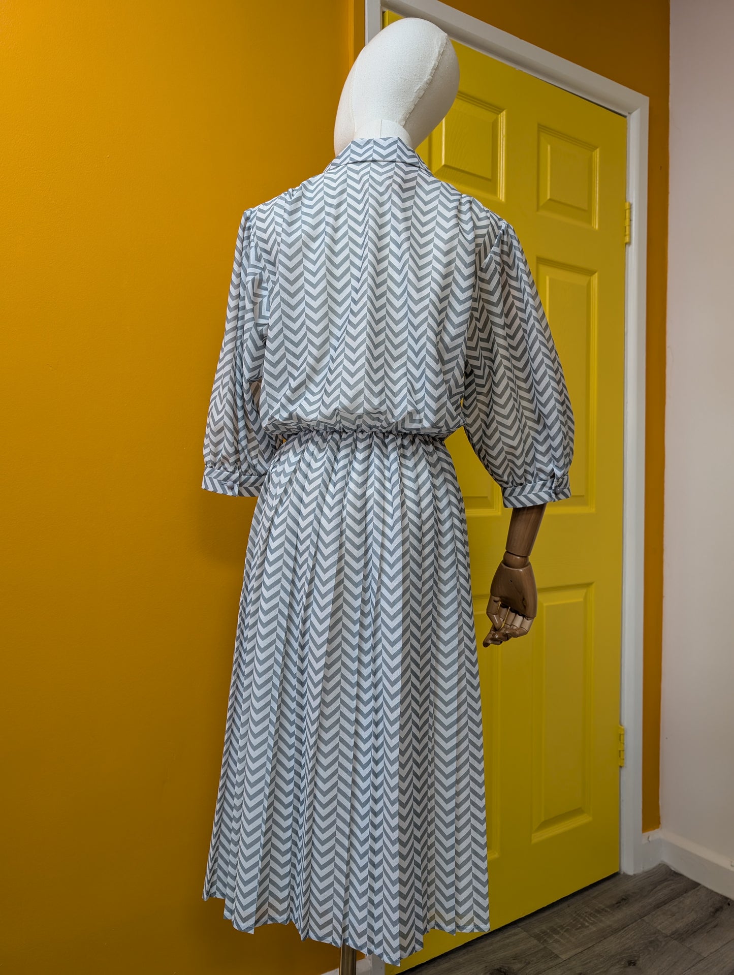 1980s grey and white chevron print dress - up to a 14