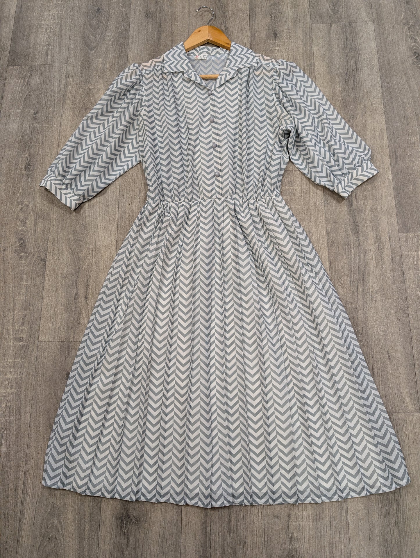 1980s grey and white chevron print dress - up to a 14