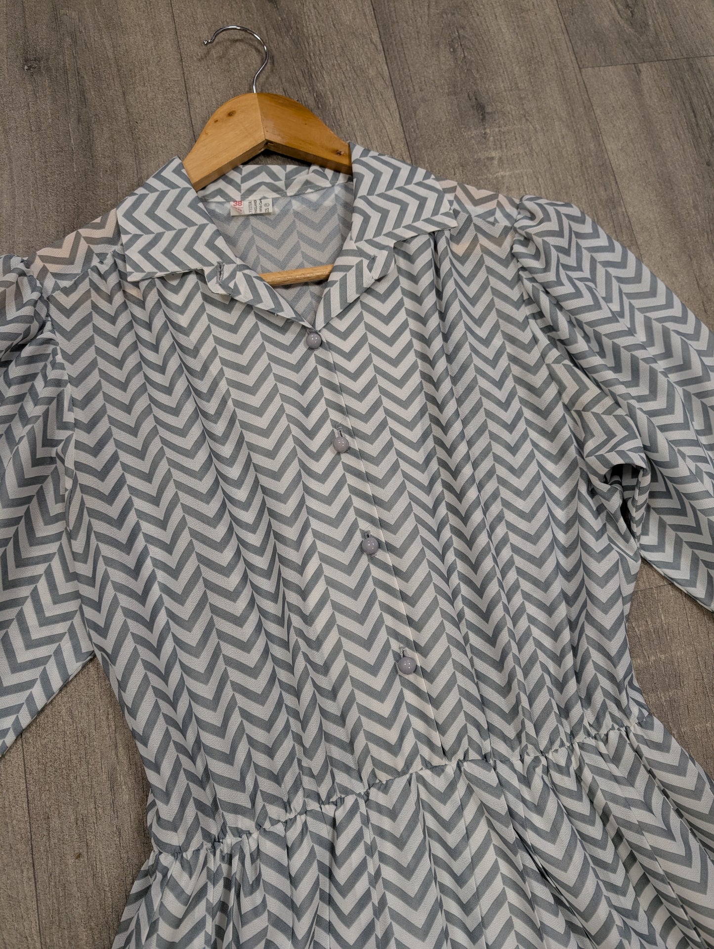 1980s grey and white chevron print dress - up to a 14