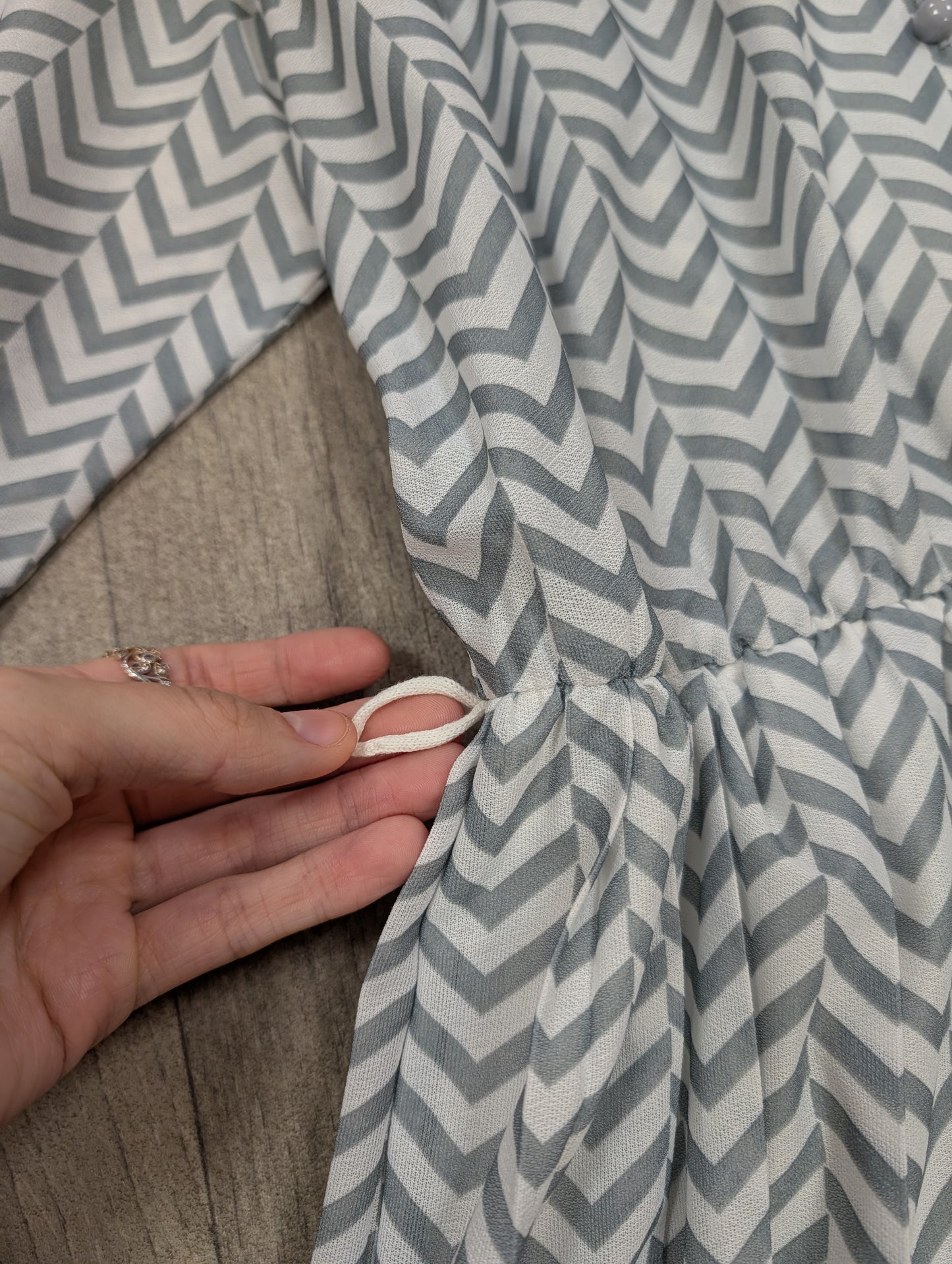 1980s grey and white chevron print dress - up to a 14