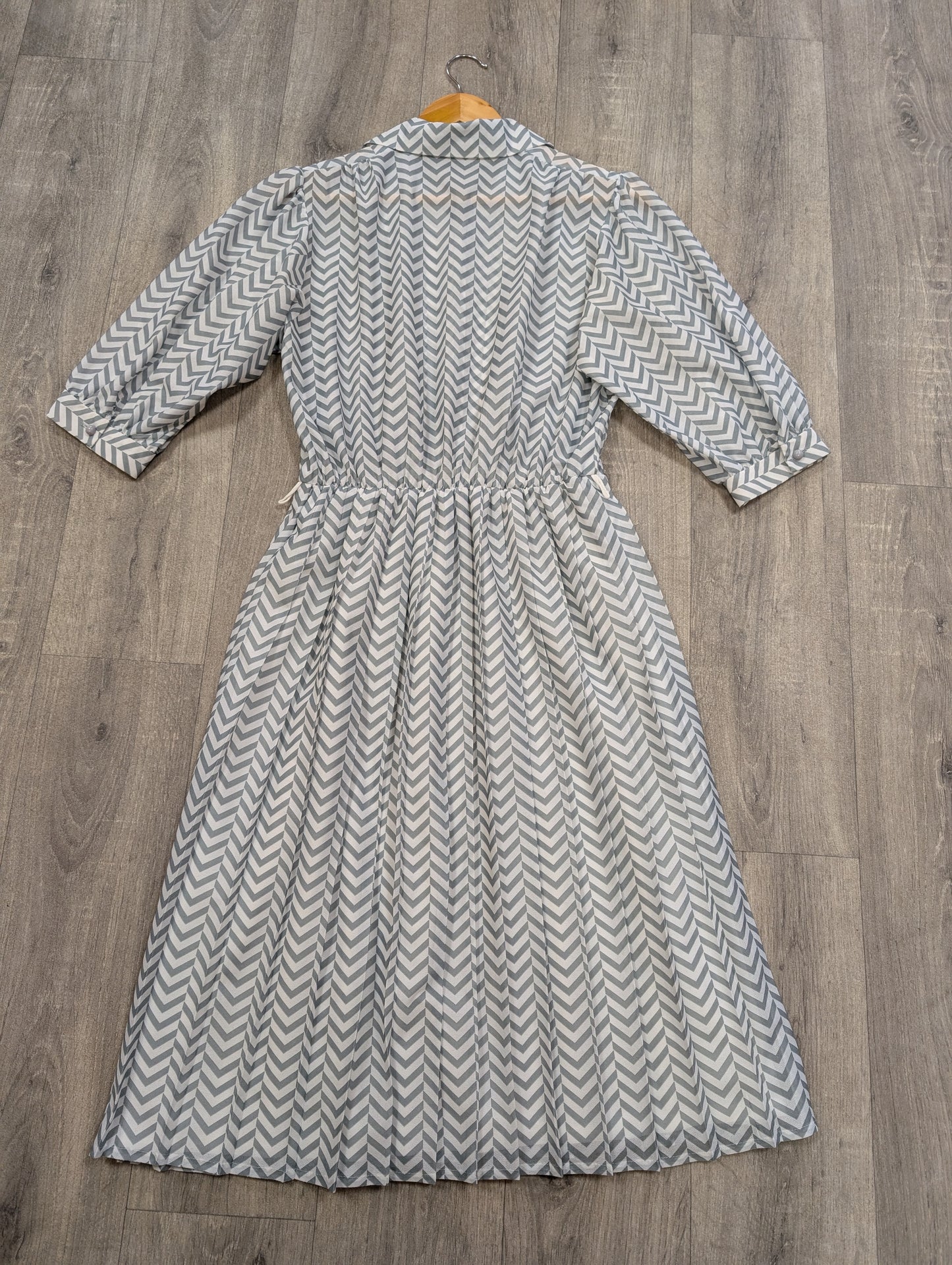 1980s grey and white chevron print dress - up to a 14