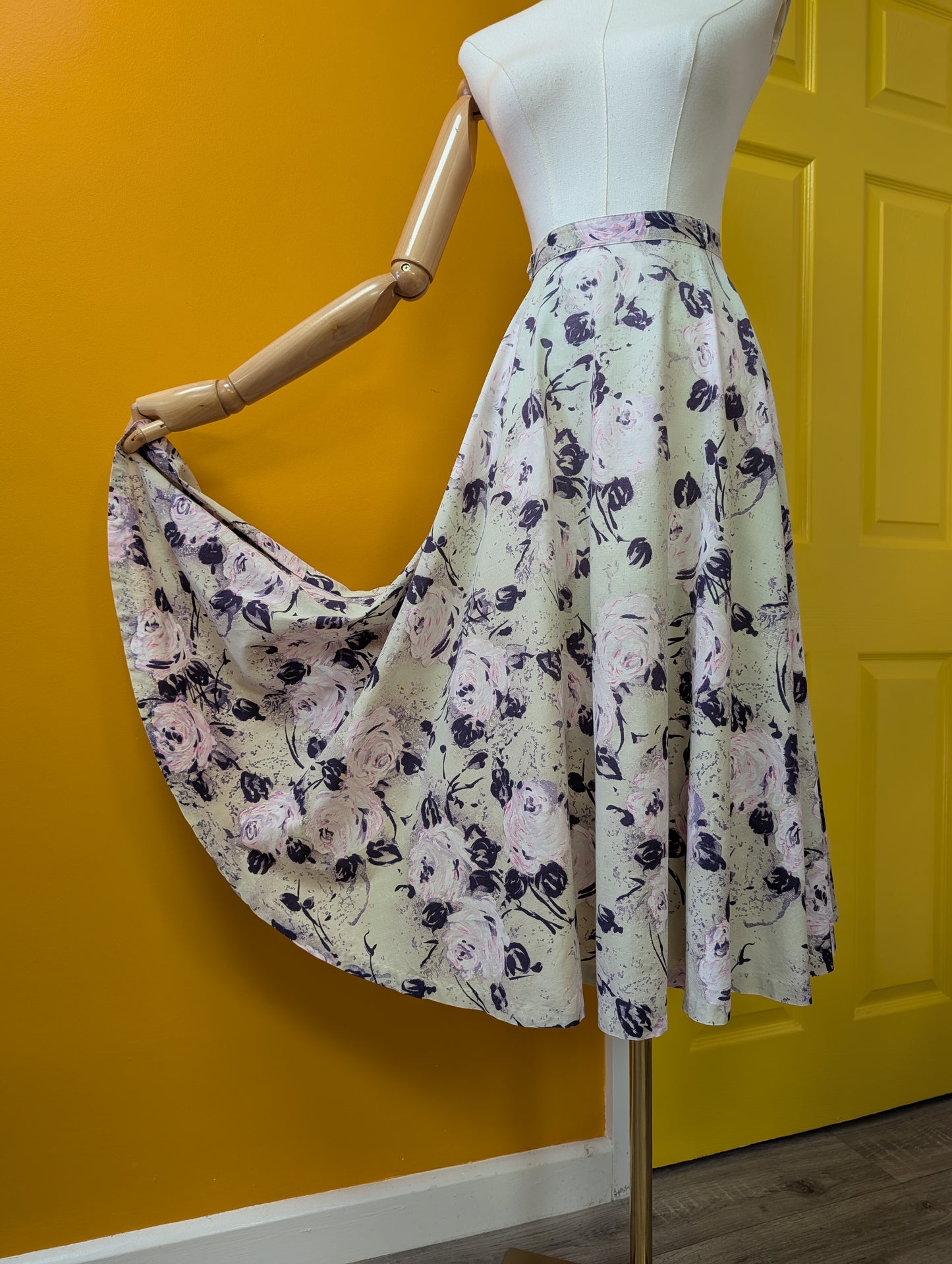 Gorgeous 1950s Venida cotton floral rose full circle skirt - 29"/30" waist