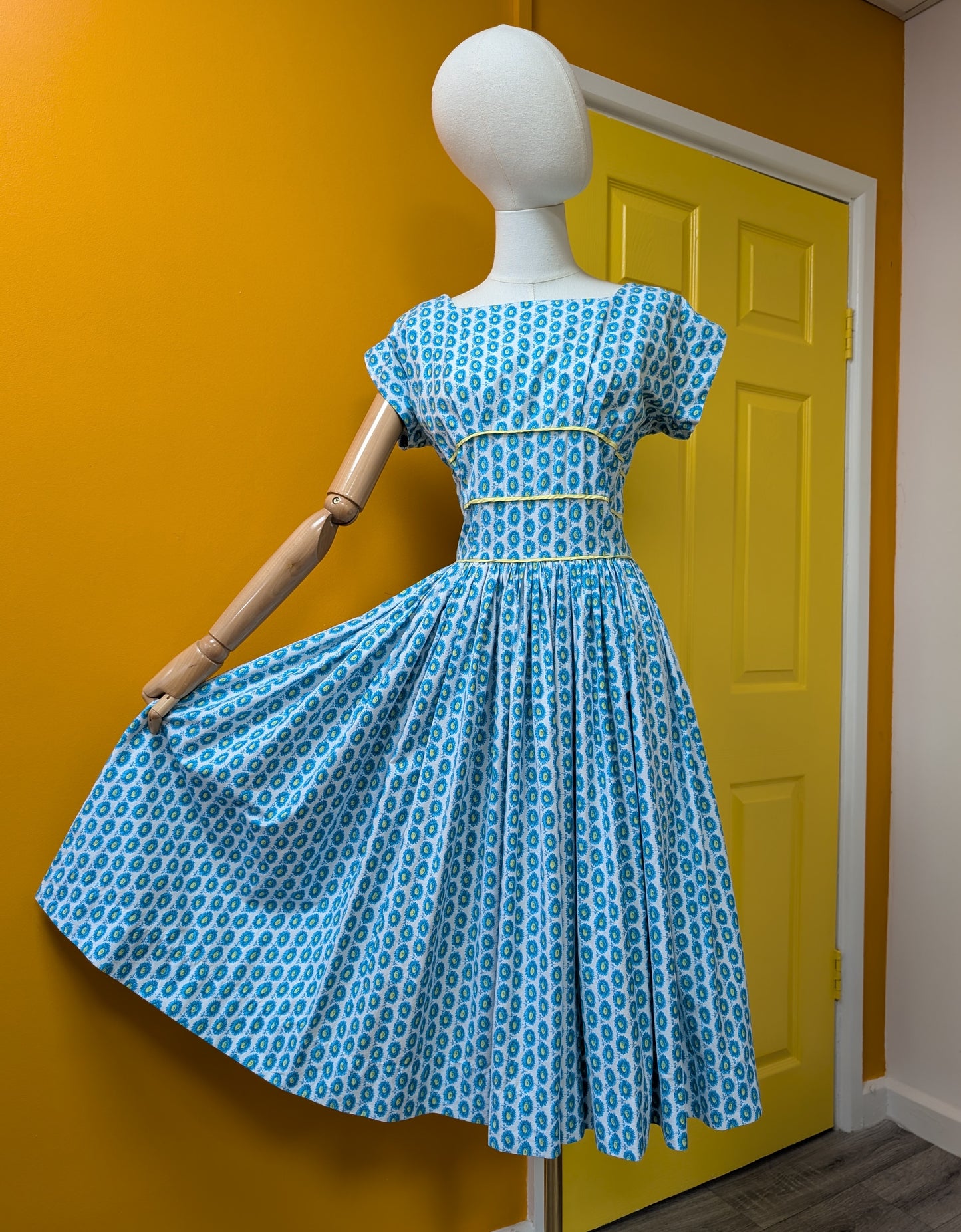 Gorgeous 1950s Horrockses floral cotton dress - 36"B 26"W