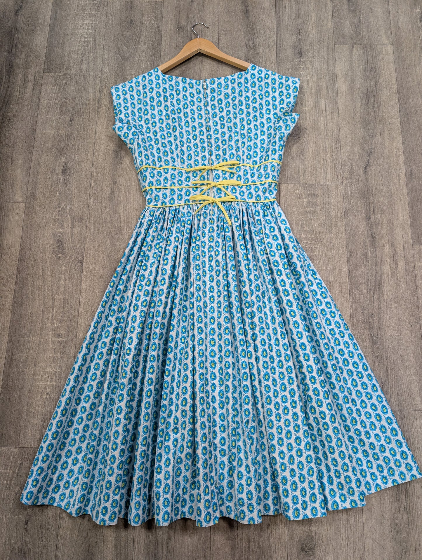 Gorgeous 1950s Horrockses floral cotton dress - 36"B 26"W