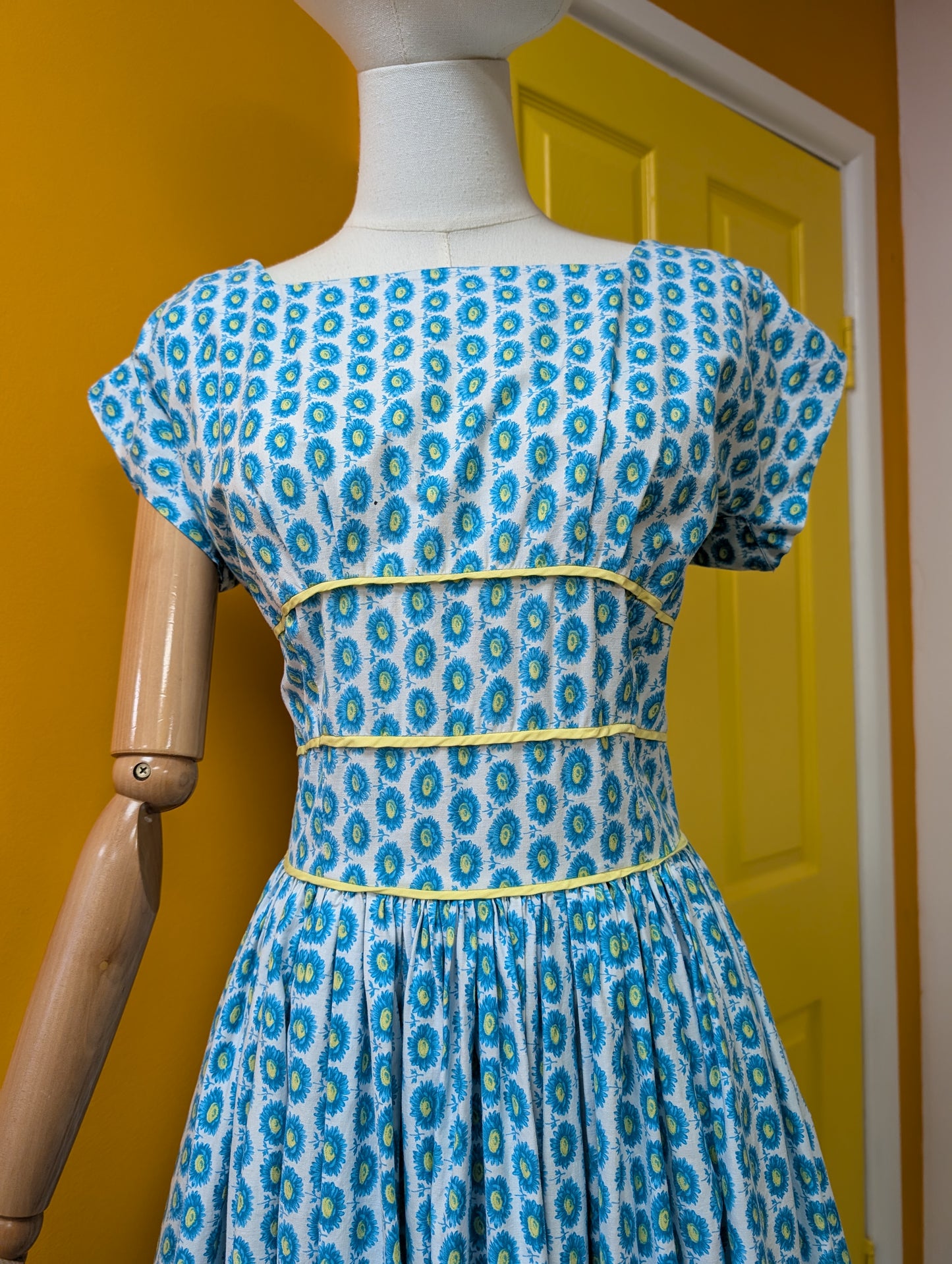 Gorgeous 1950s Horrockses floral cotton dress - 36"B 26"W