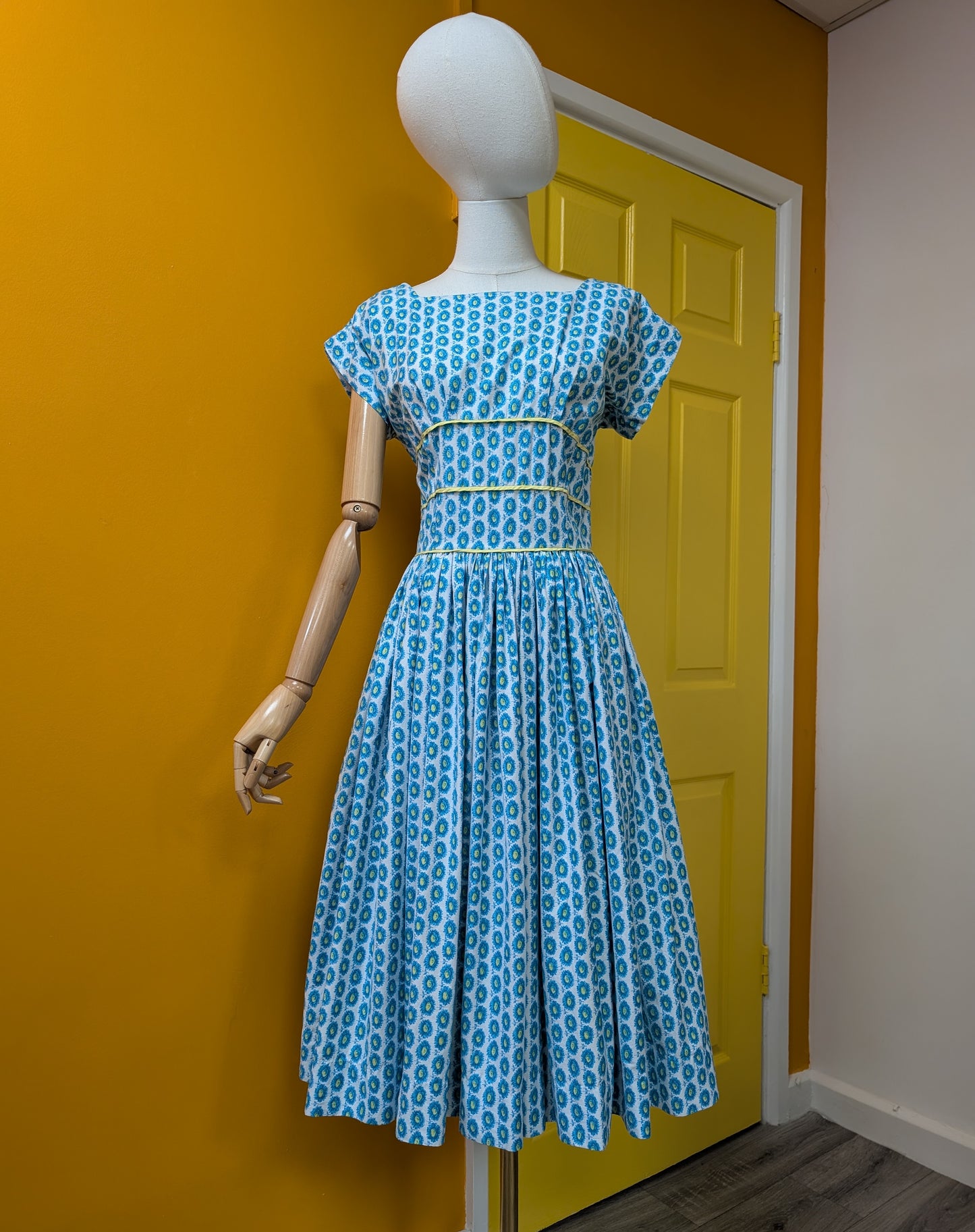 Gorgeous 1950s Horrockses floral cotton dress - 36"B 26"W