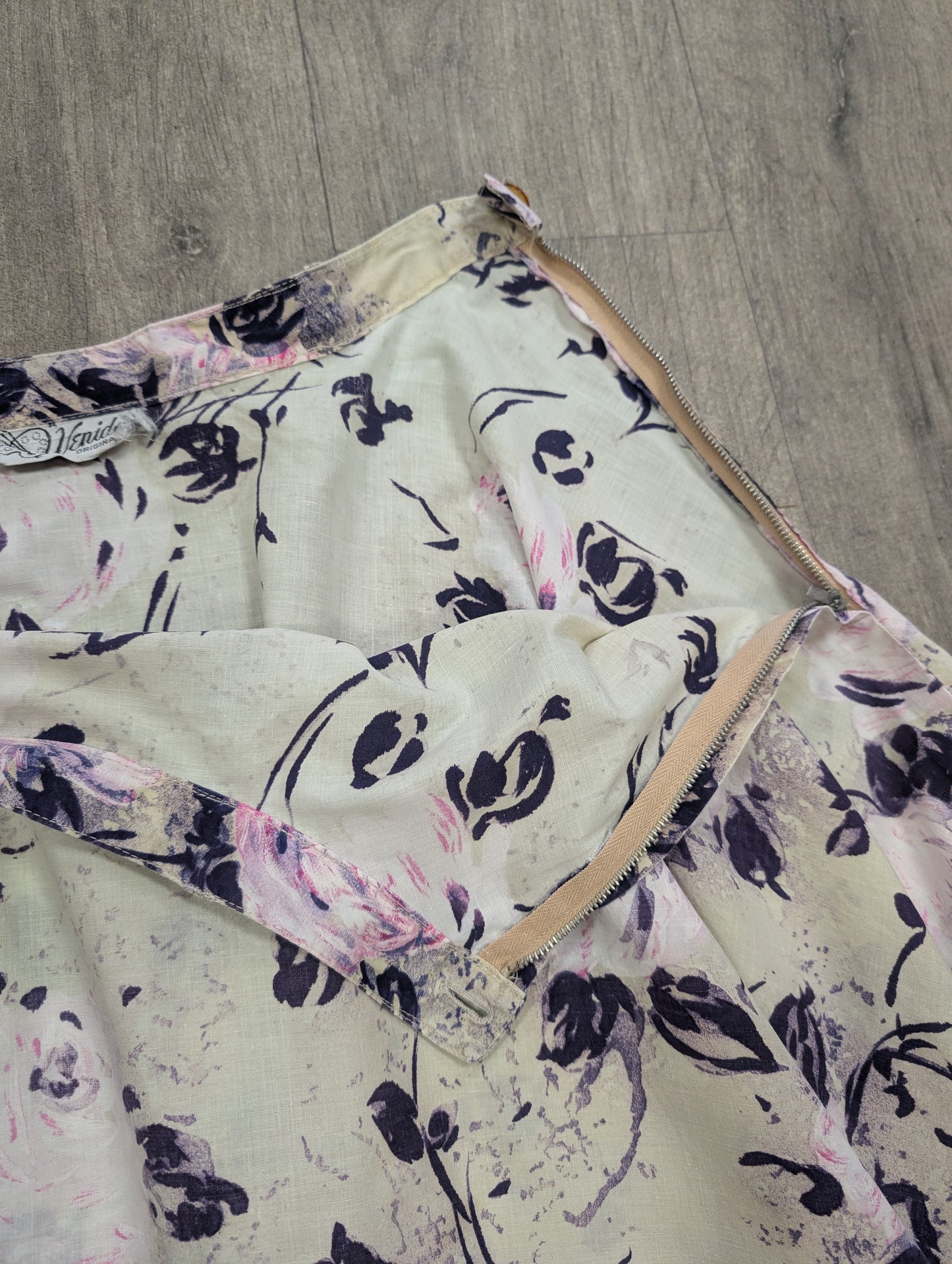 Gorgeous 1950s Venida cotton floral rose full circle skirt - 29"/30" waist