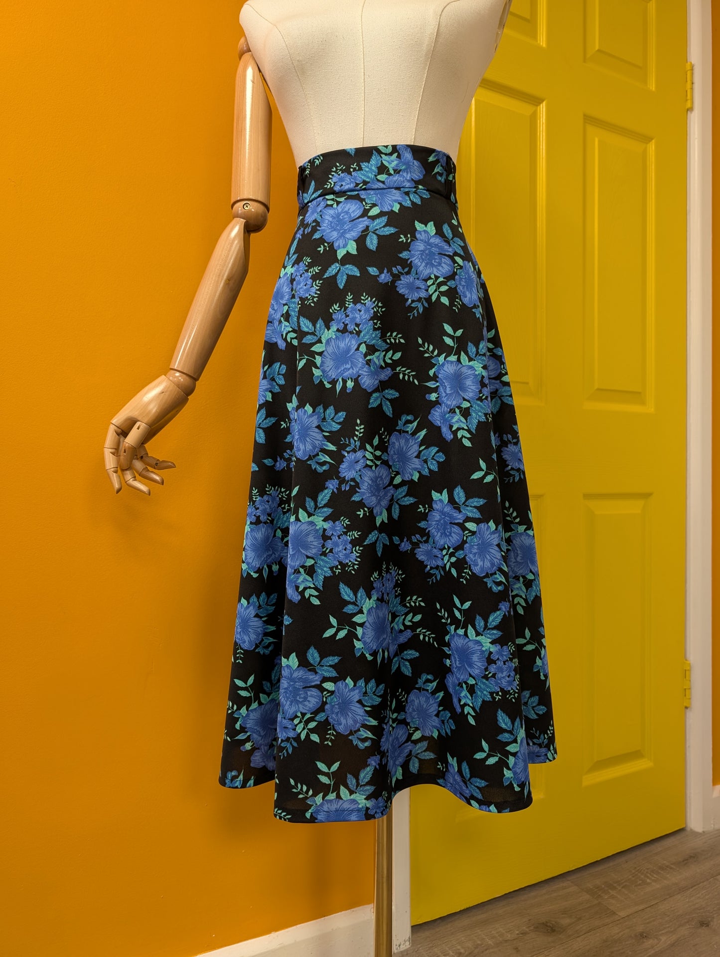 1970s C&A blue/black floral skirt - 27" waist