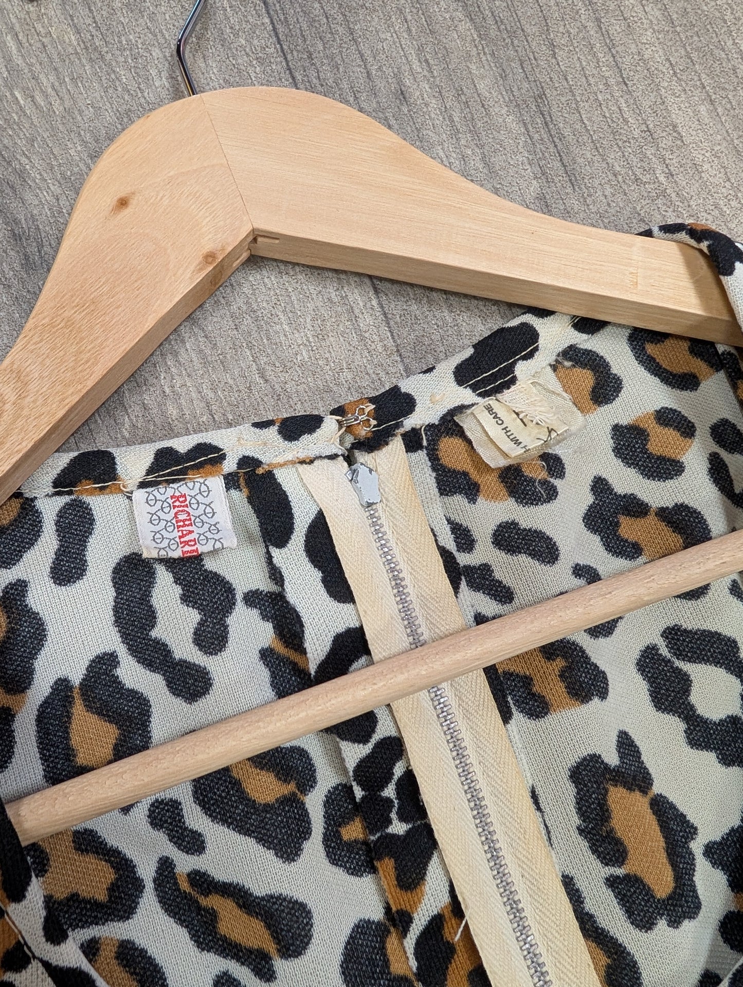 1970s Richard Shops leopard print maxi dress - S/8