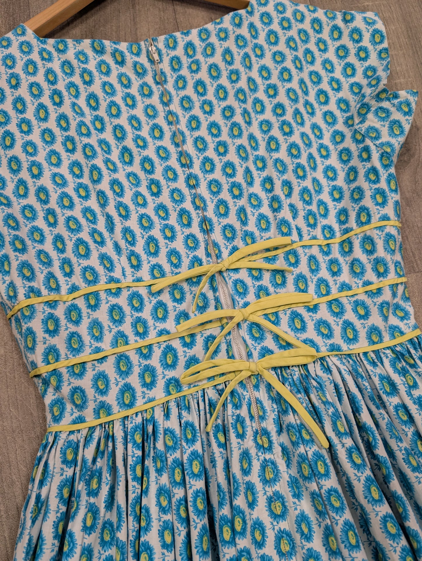 Gorgeous 1950s Horrockses floral cotton dress - 36"B 26"W