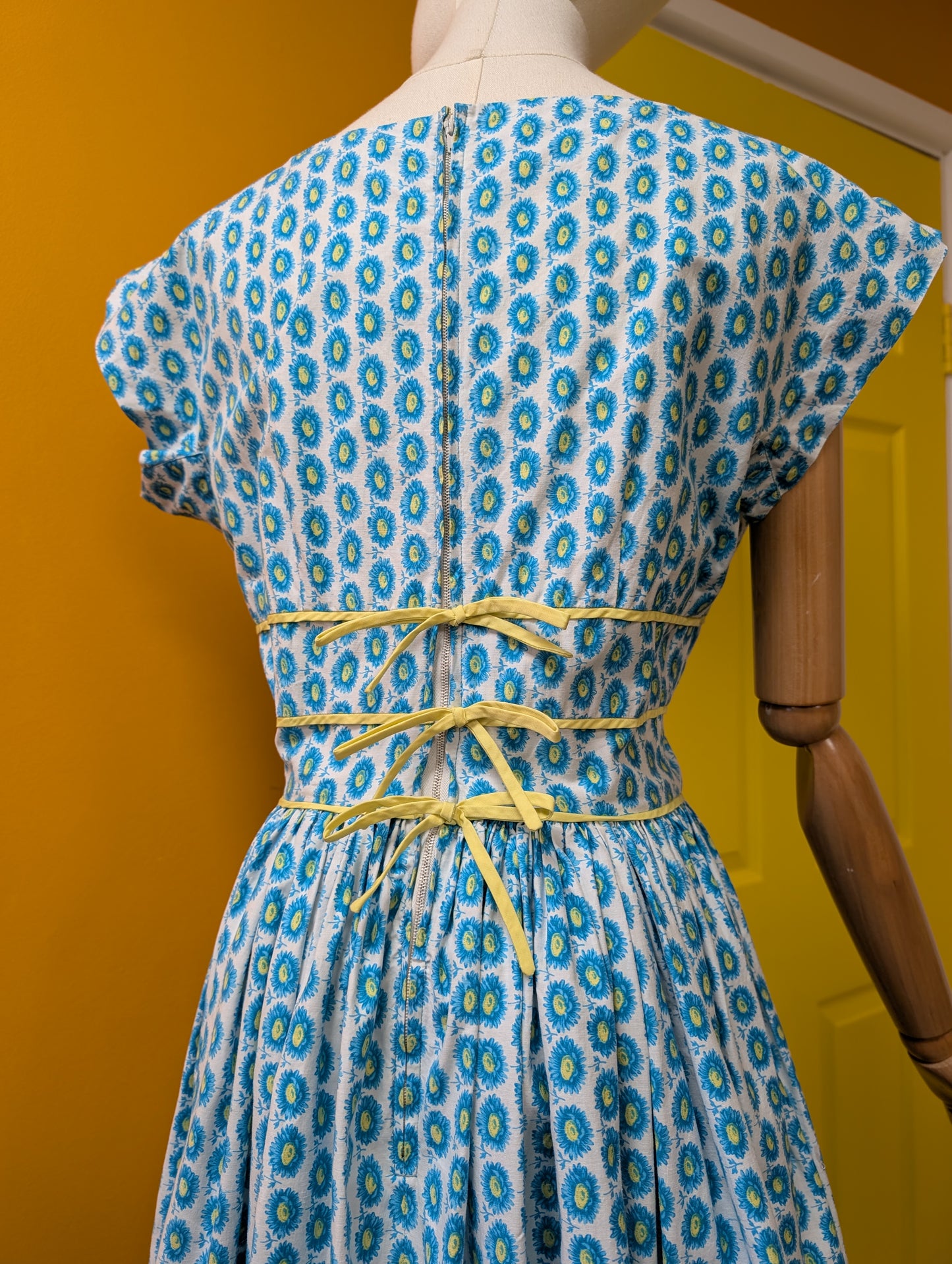 Gorgeous 1950s Horrockses floral cotton dress - 36"B 26"W