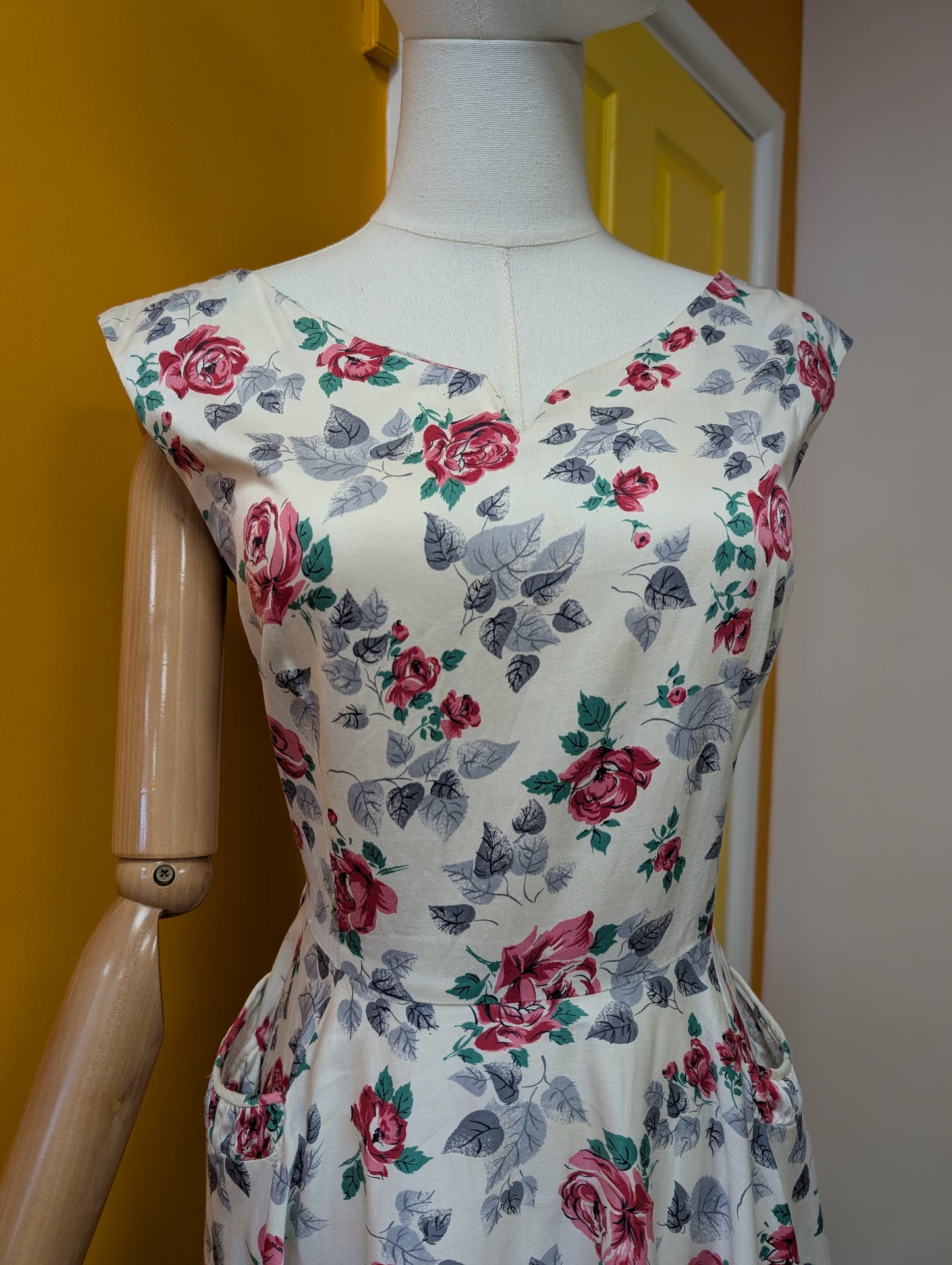 1950s rose print cotton dress - 38"B 30"W