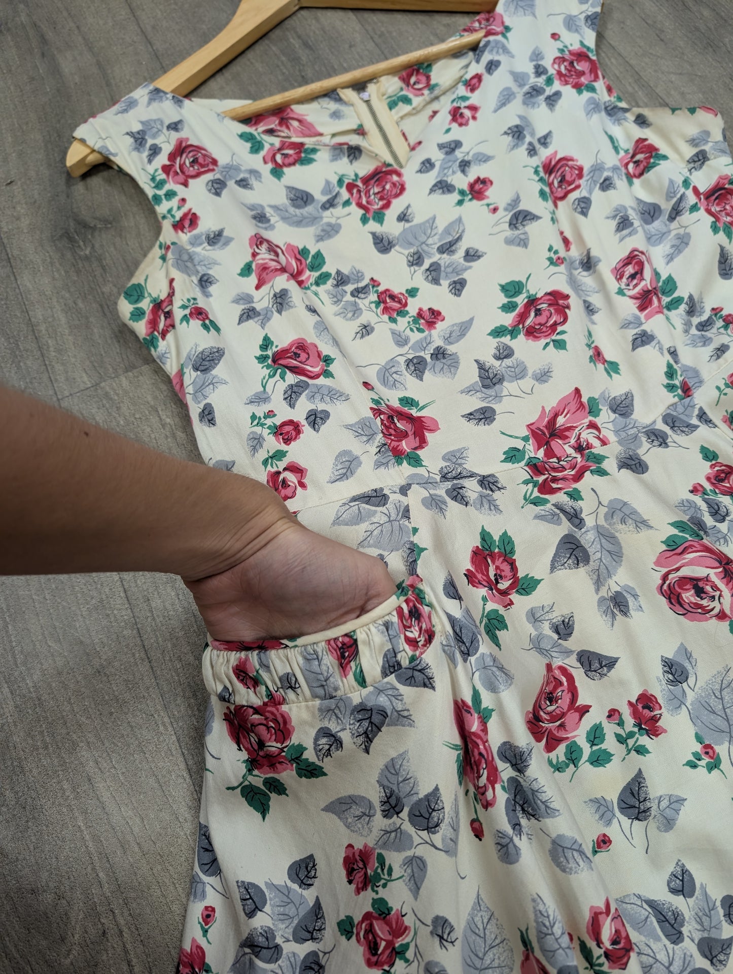 1950s rose print cotton dress - 38"B 30"W