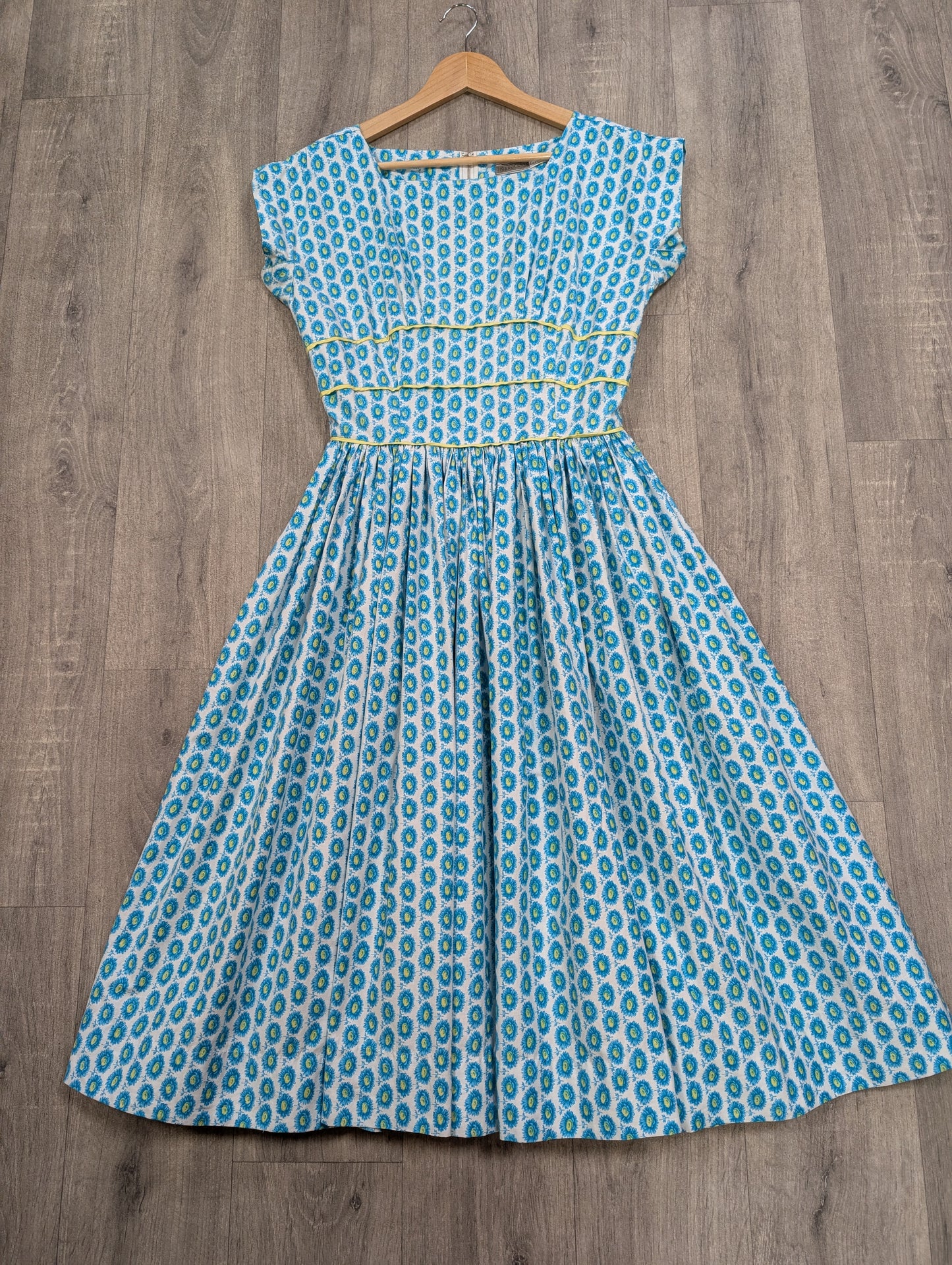 Gorgeous 1950s Horrockses floral cotton dress - 36"B 26"W