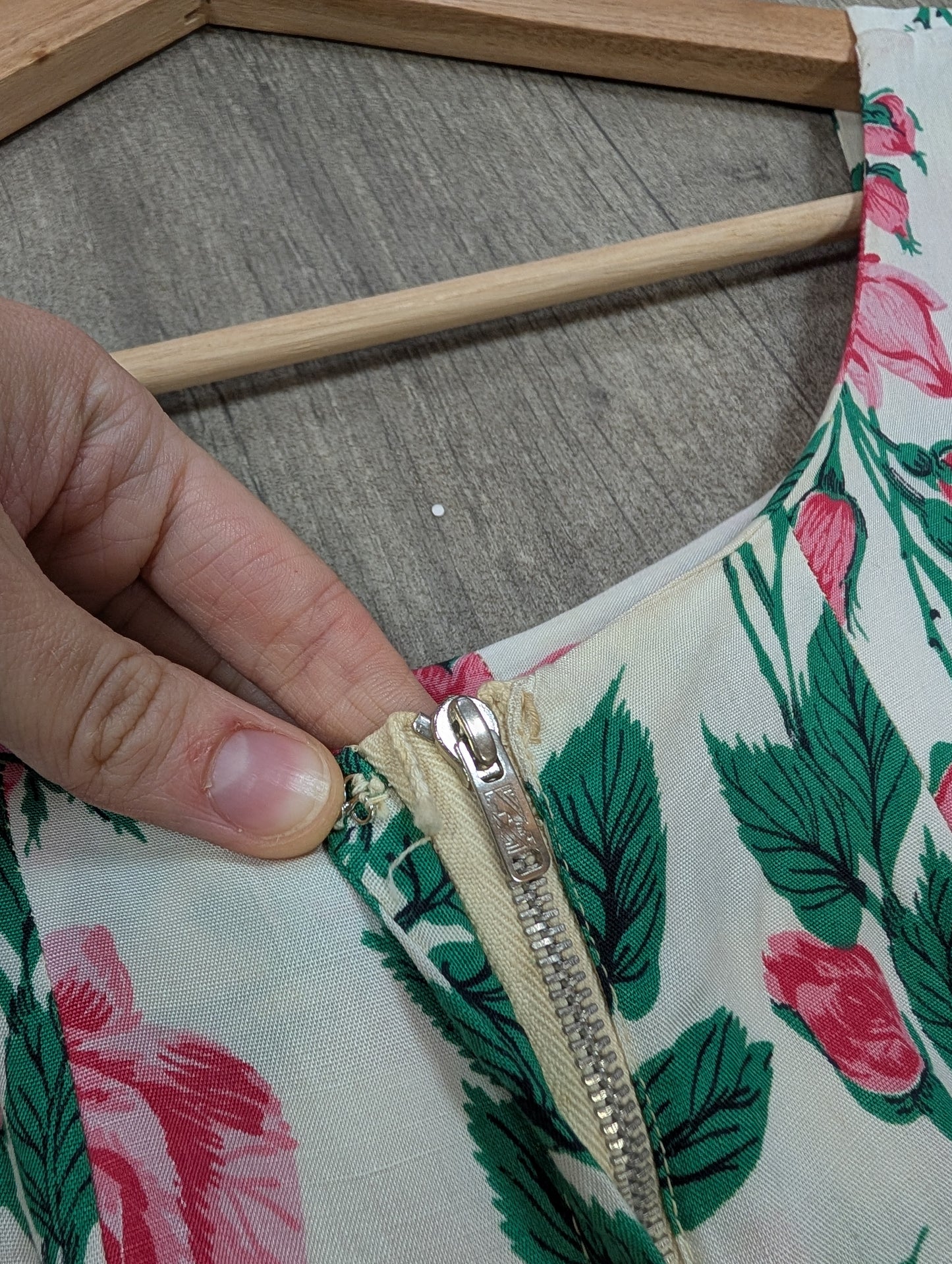 1950s rose print dress - 38"B 29"W