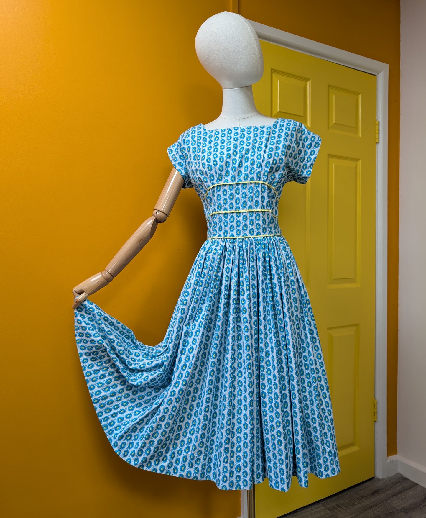 Gorgeous 1950s Horrockses floral cotton dress - 36"B 26"W