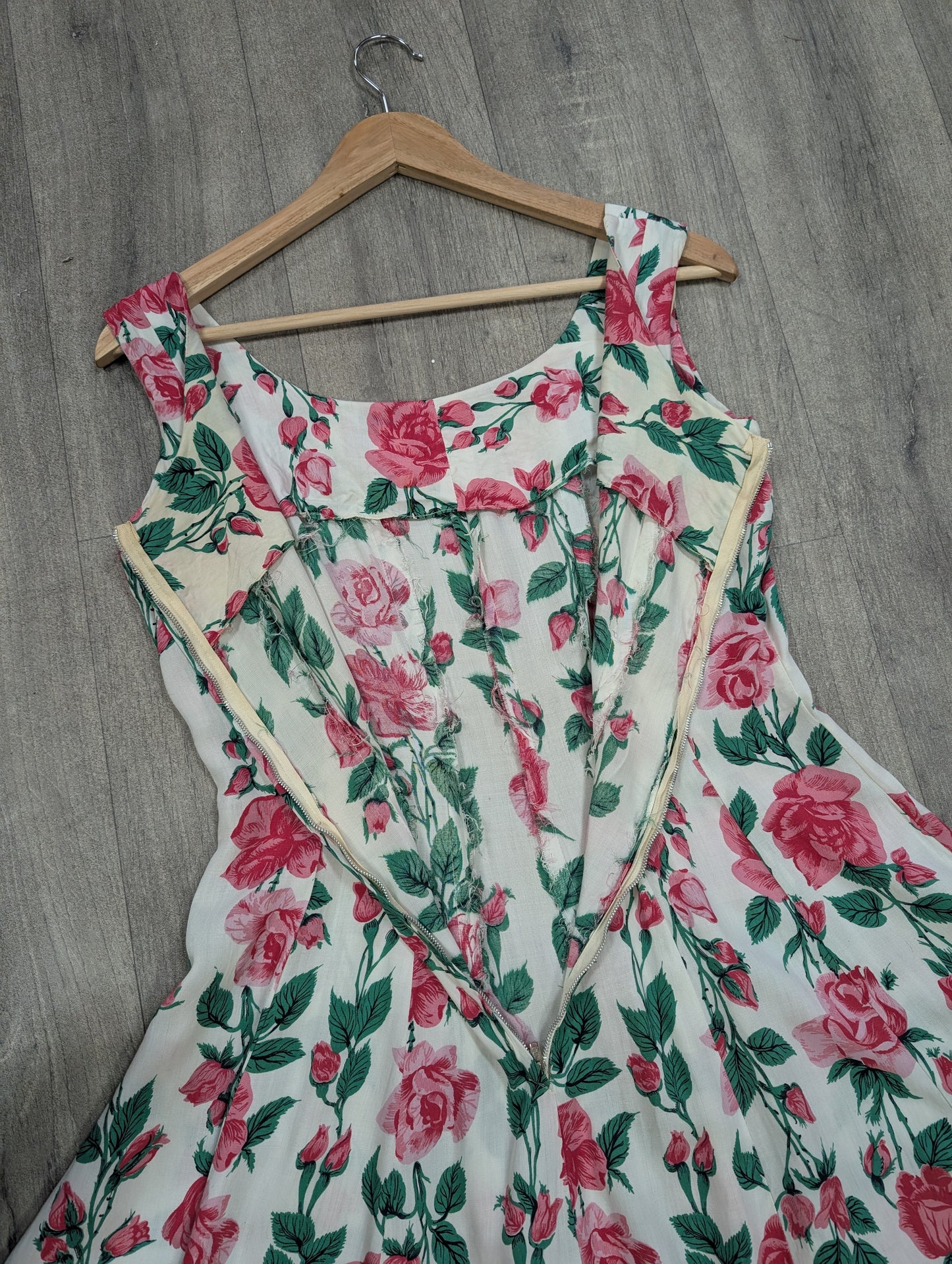 1950s rose print dress - 38"B 29"W