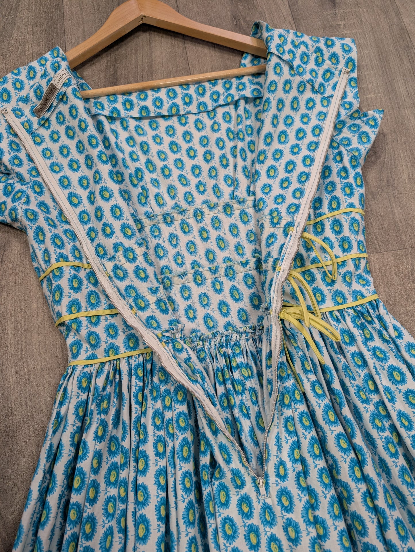 Gorgeous 1950s Horrockses floral cotton dress - 36"B 26"W