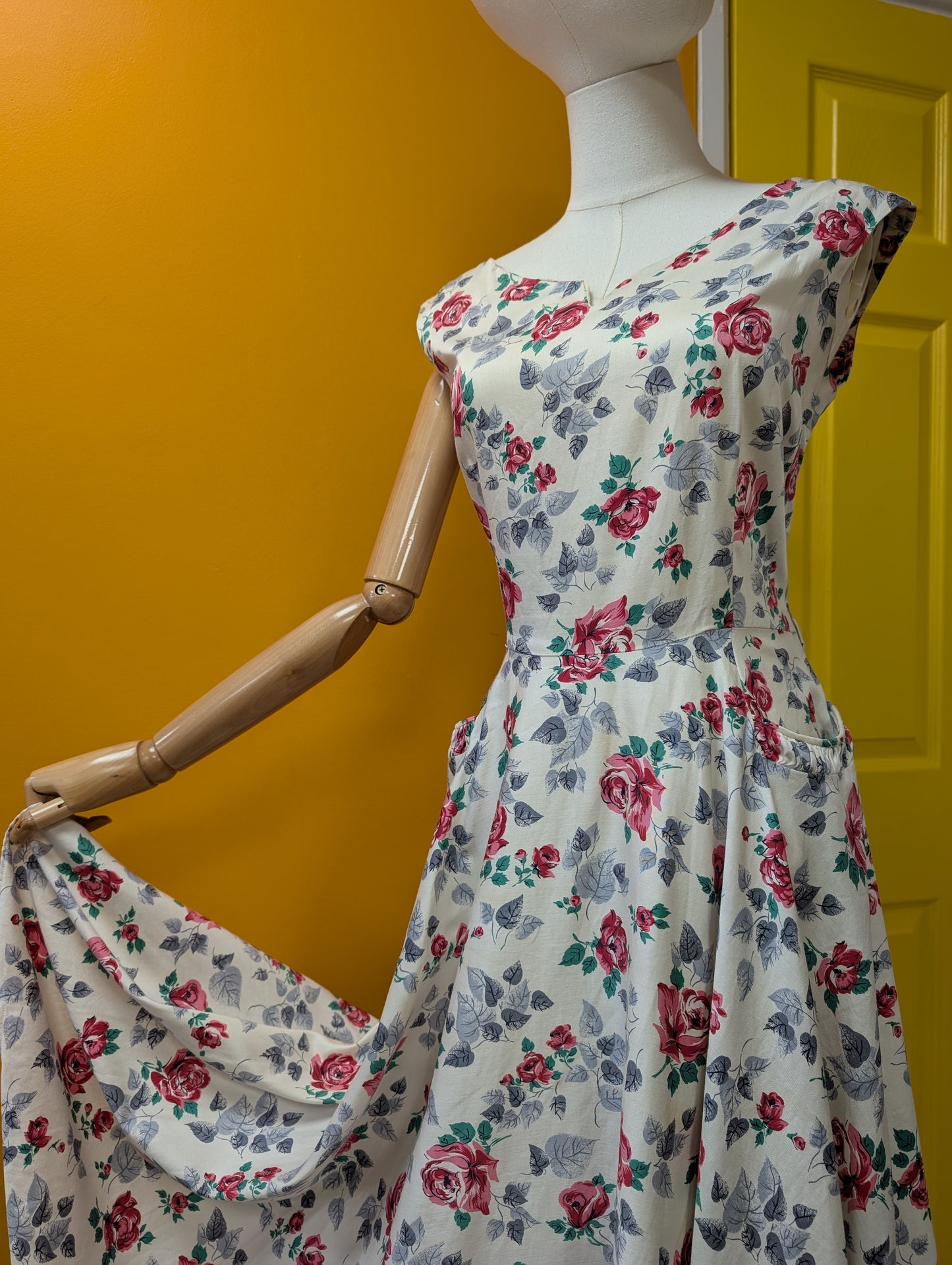 1950s rose print cotton dress - 38"B 30"W