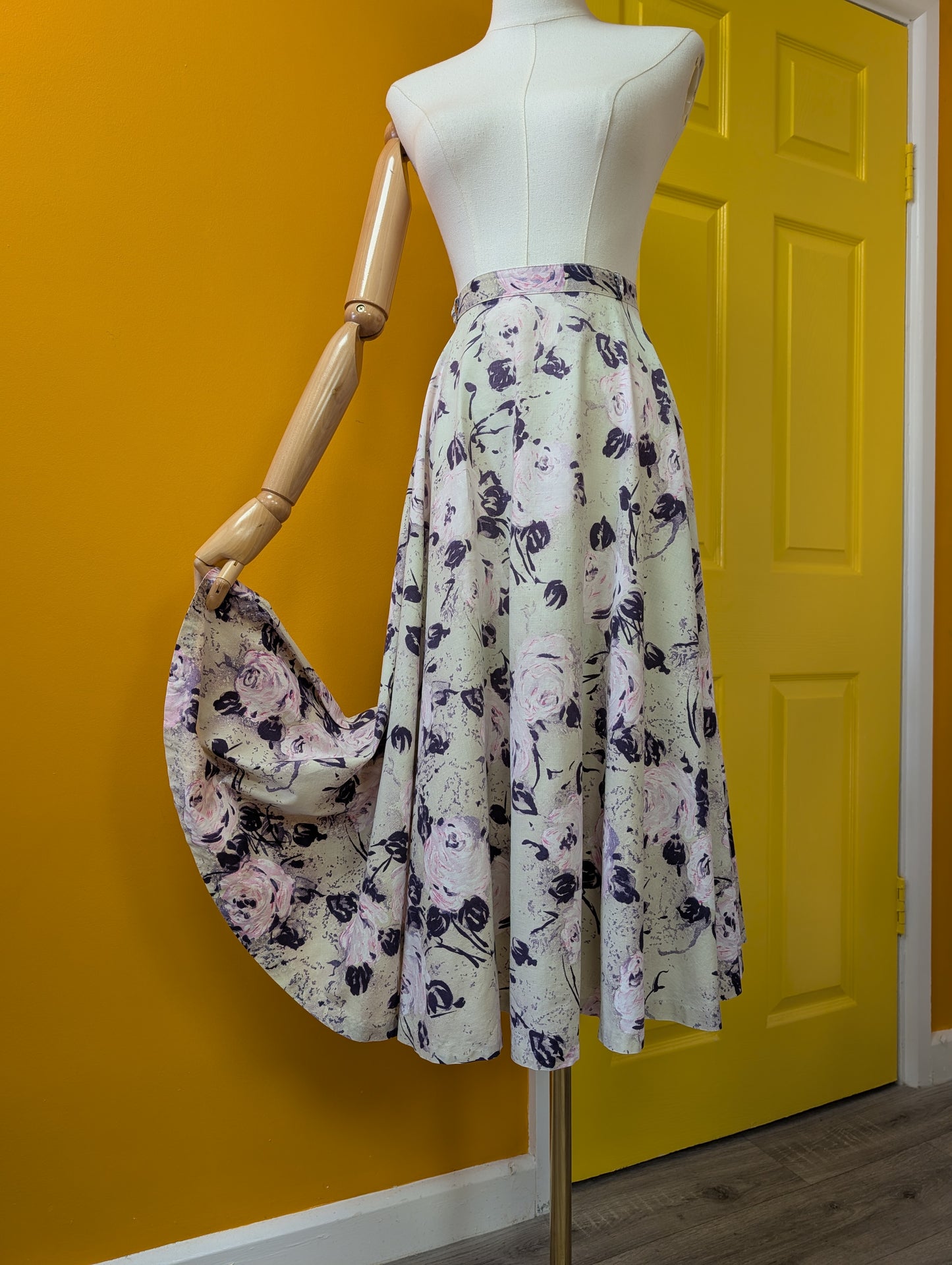 Gorgeous 1950s Venida cotton floral rose full circle skirt - 29"/30" waist
