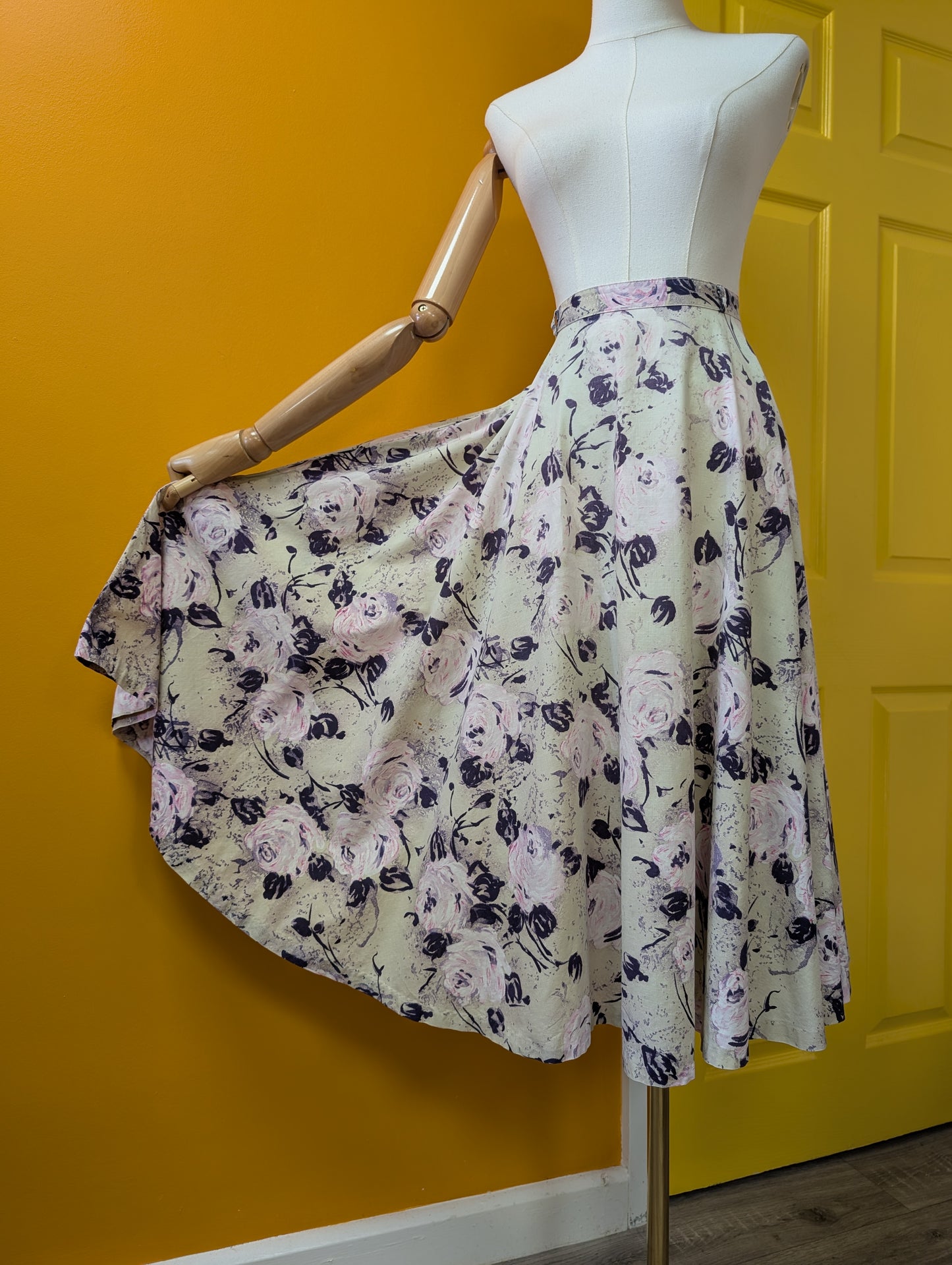 Gorgeous 1950s Venida cotton floral rose full circle skirt - 29"/30" waist