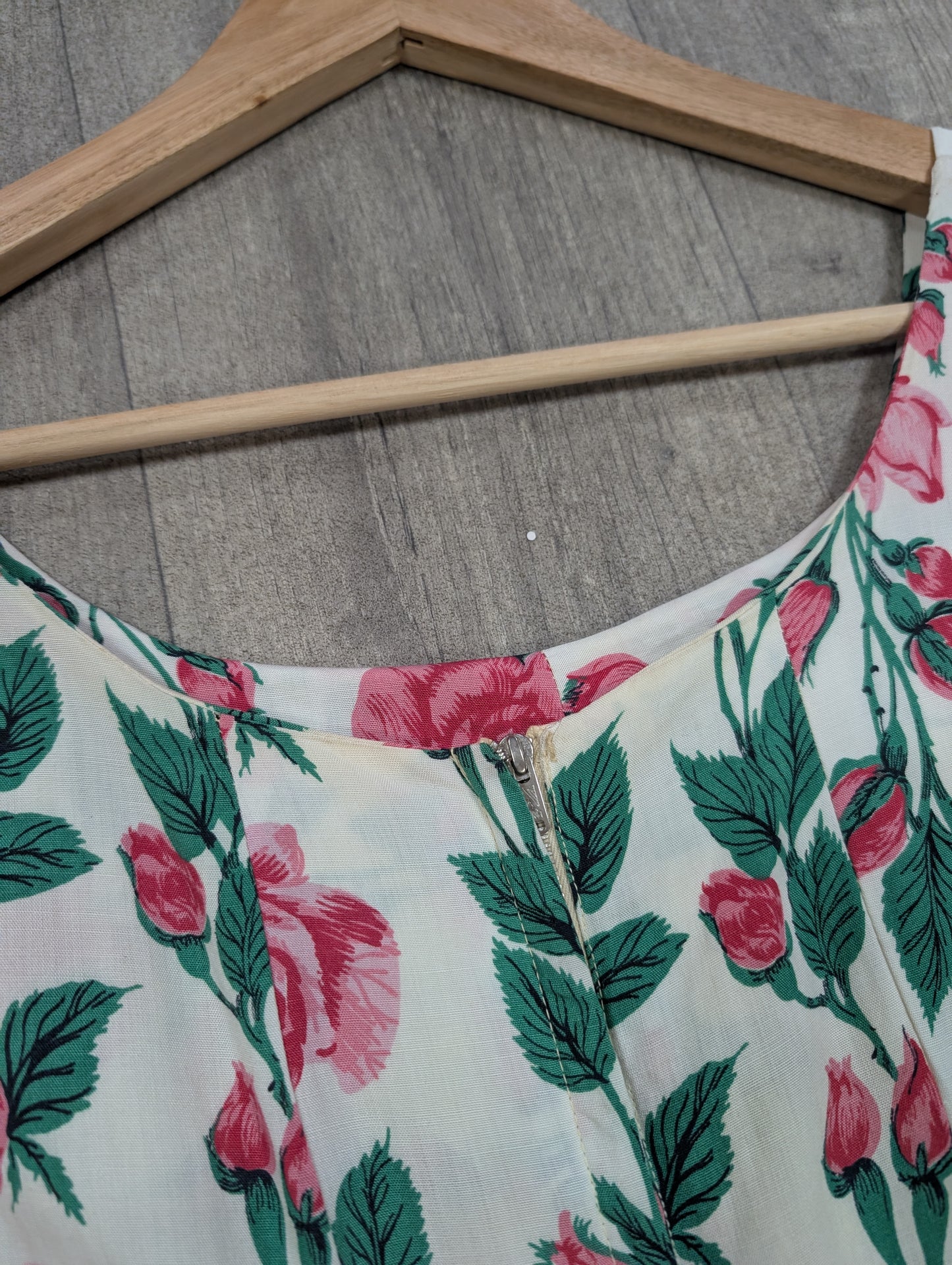 1950s rose print dress - 38"B 29"W