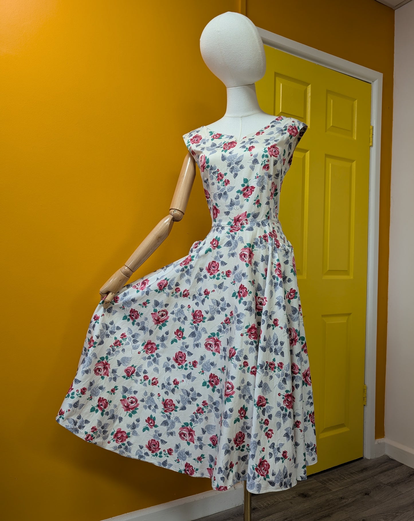 1950s rose print cotton dress - 38"B 30"W