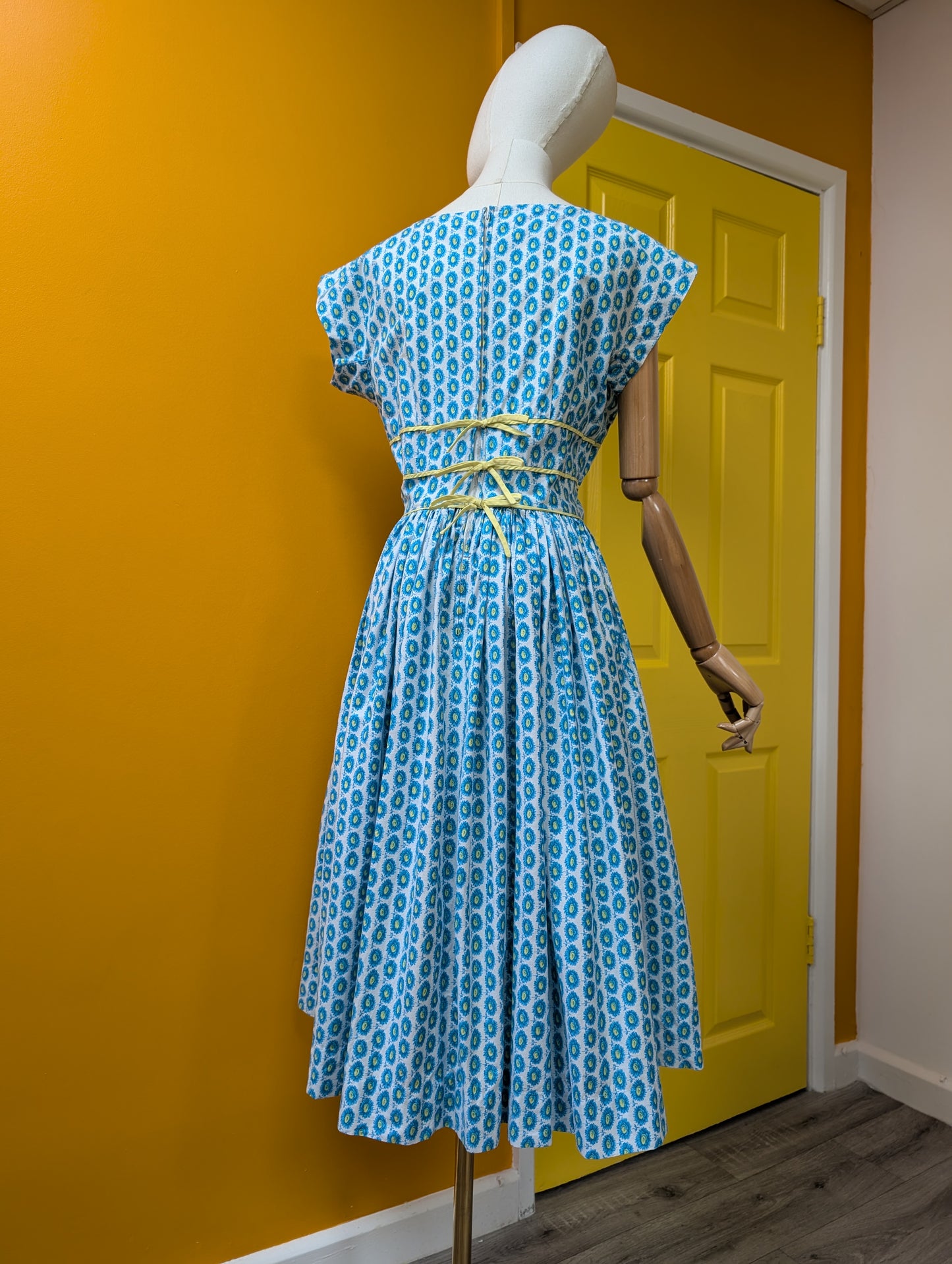 Gorgeous 1950s Horrockses floral cotton dress - 36"B 26"W