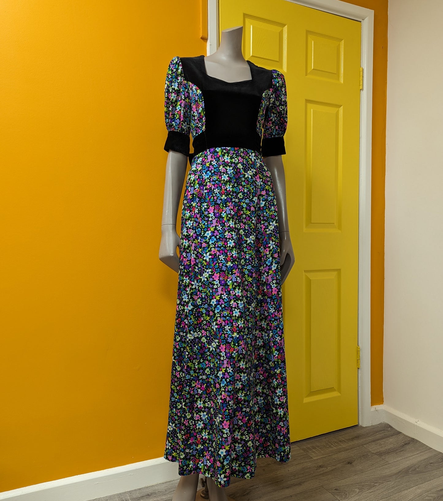 Gorgeous 1970s black velvet and floral maxi dress - Size 8