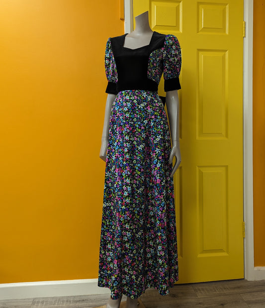 Gorgeous 1970s black velvet and floral maxi dress - Size 8