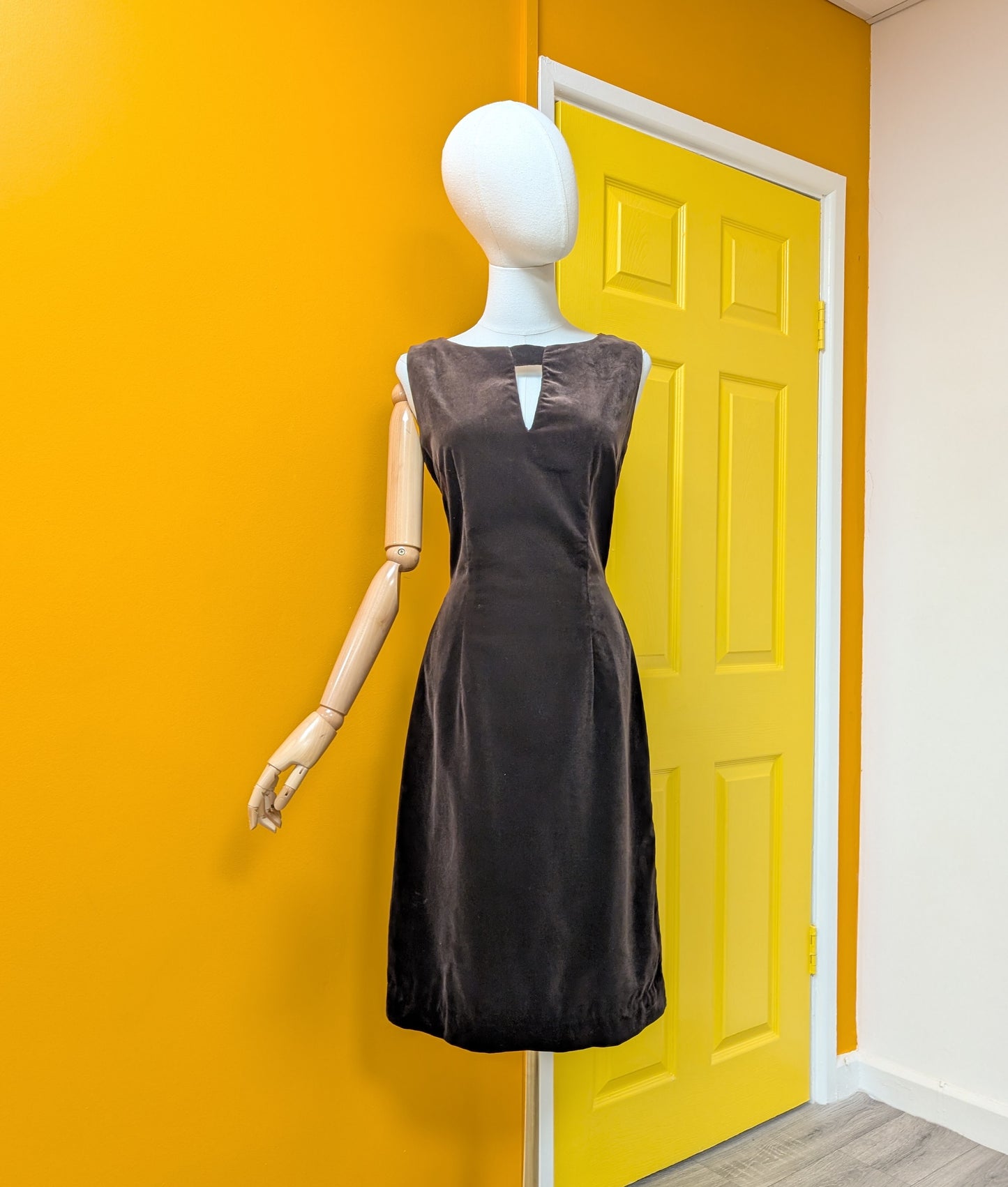 1960s Carnegie 'it's a symphony' brown velvet dress - Size 10