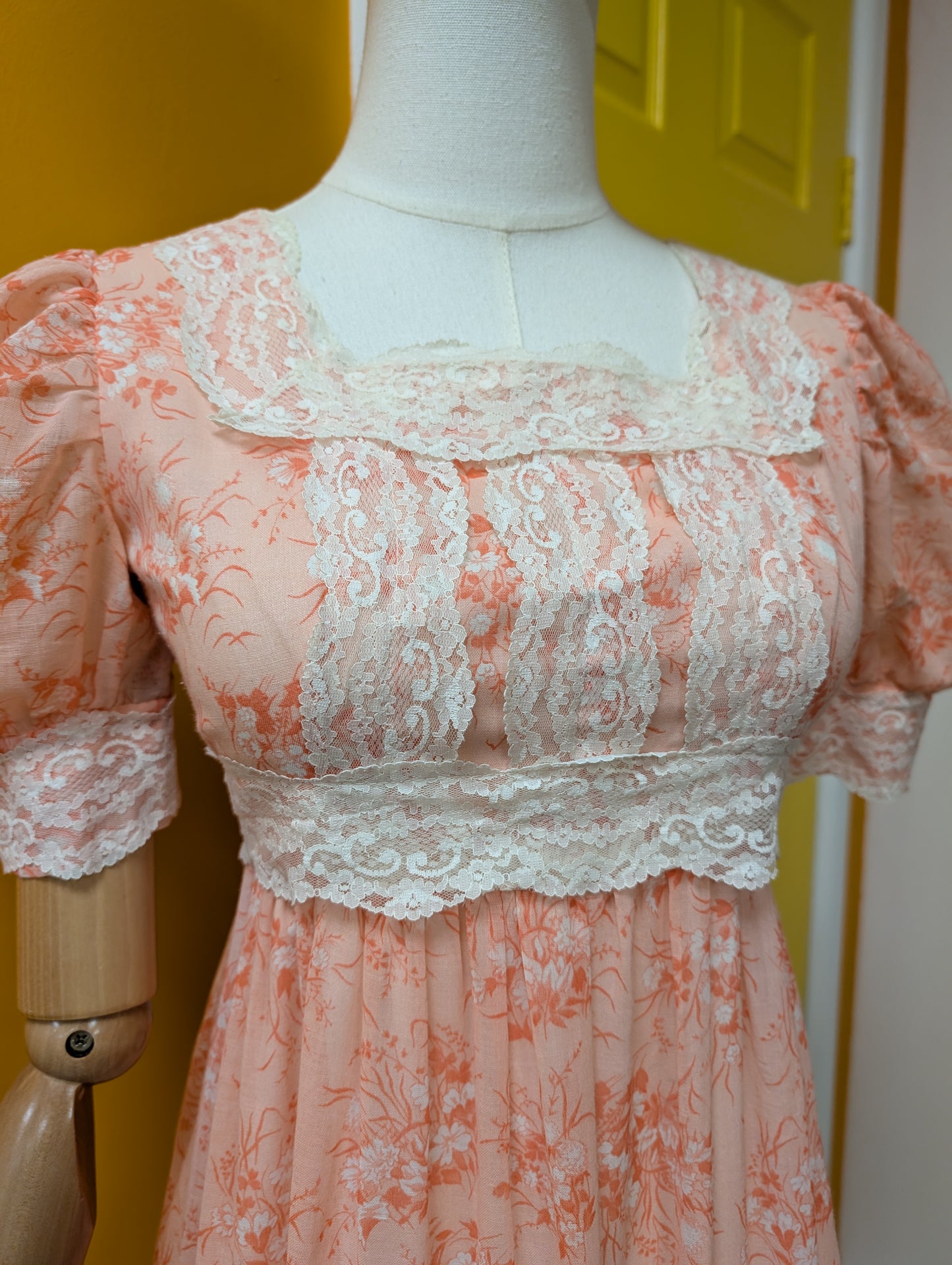 1970s pink floral maxi dress - Size 6