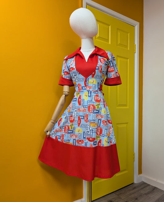 Epic 1970s novelty print road sign/rally dress - S/8