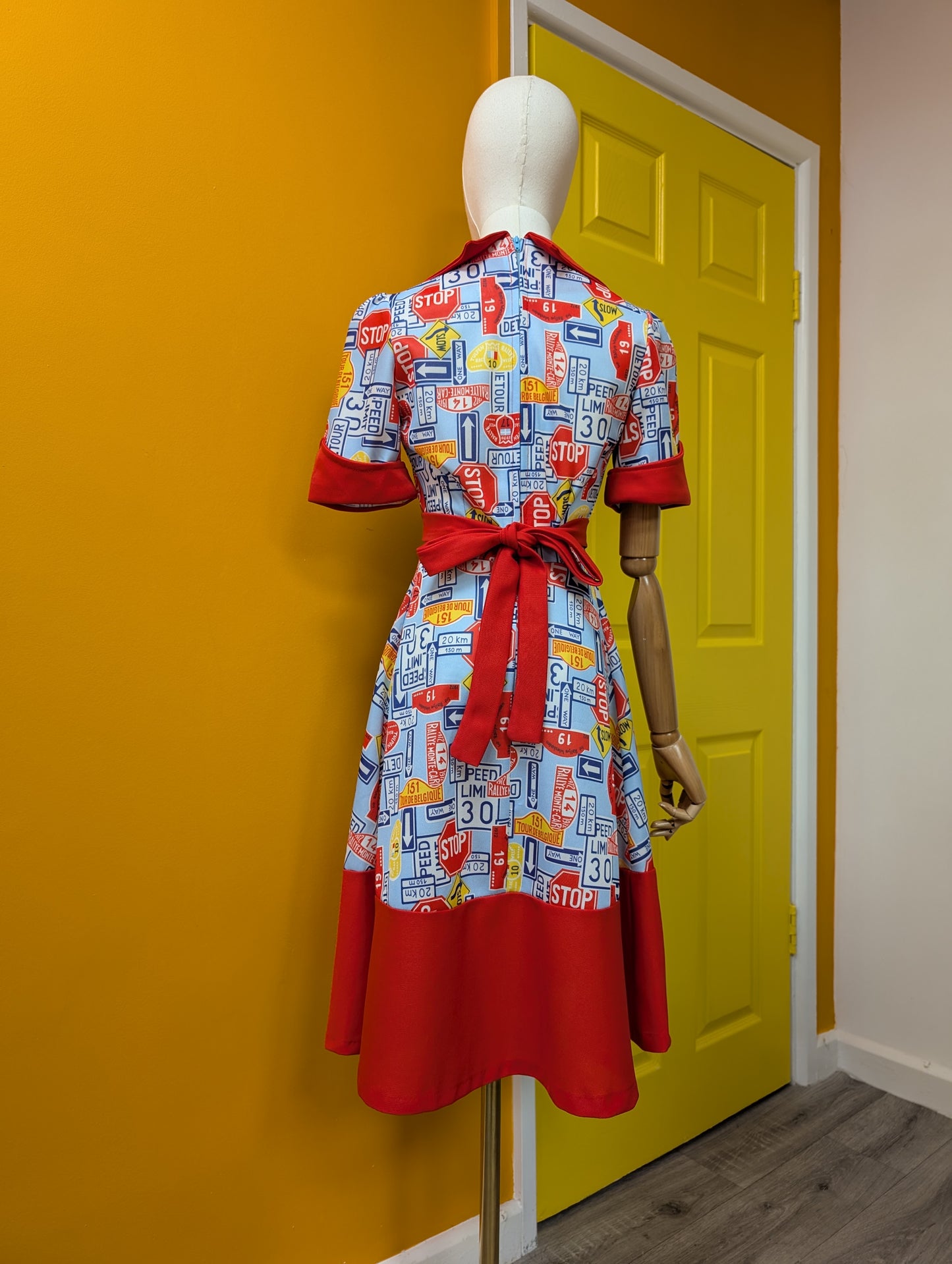 Epic 1970s novelty print road sign/rally dress - S/8