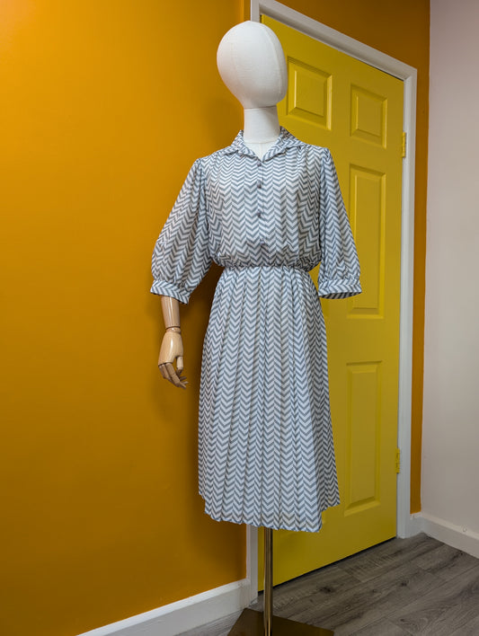 1980s grey and white chevron print dress - up to a 14
