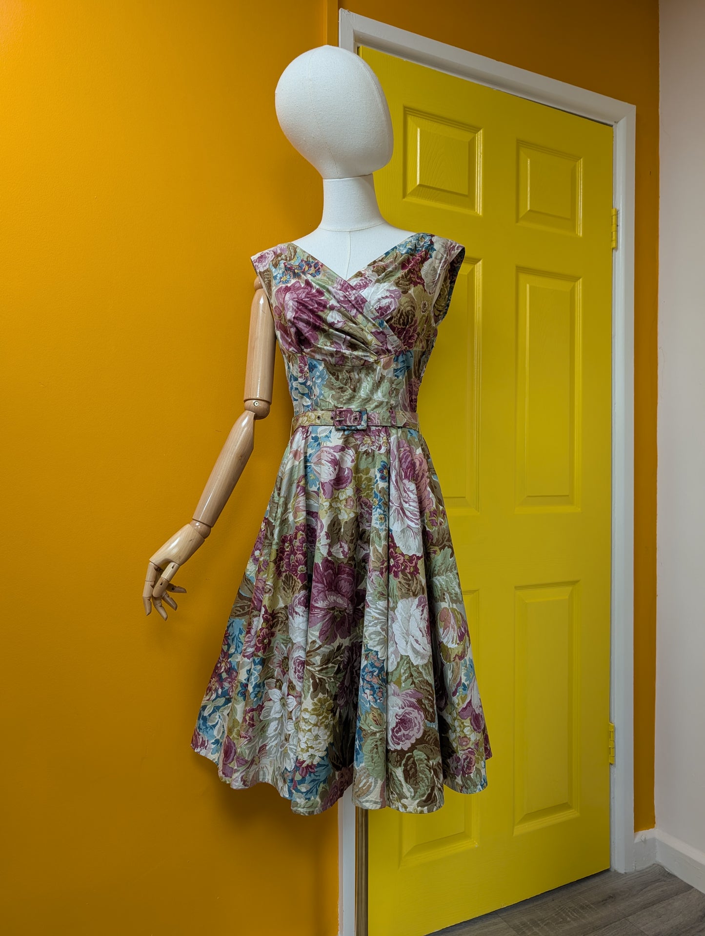 1950s Roecliff and Chapman full circle cotton dress and belt - 34"B, 26"W