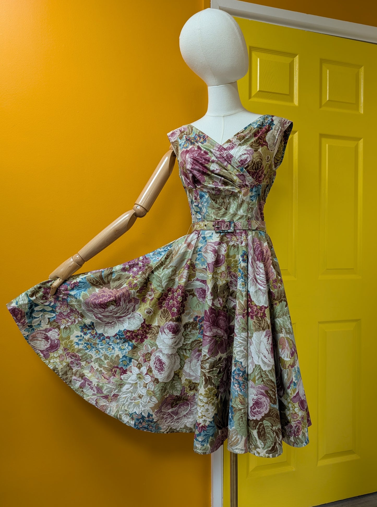 1950s Roecliff and Chapman full circle cotton dress and belt - 34"B, 26"W