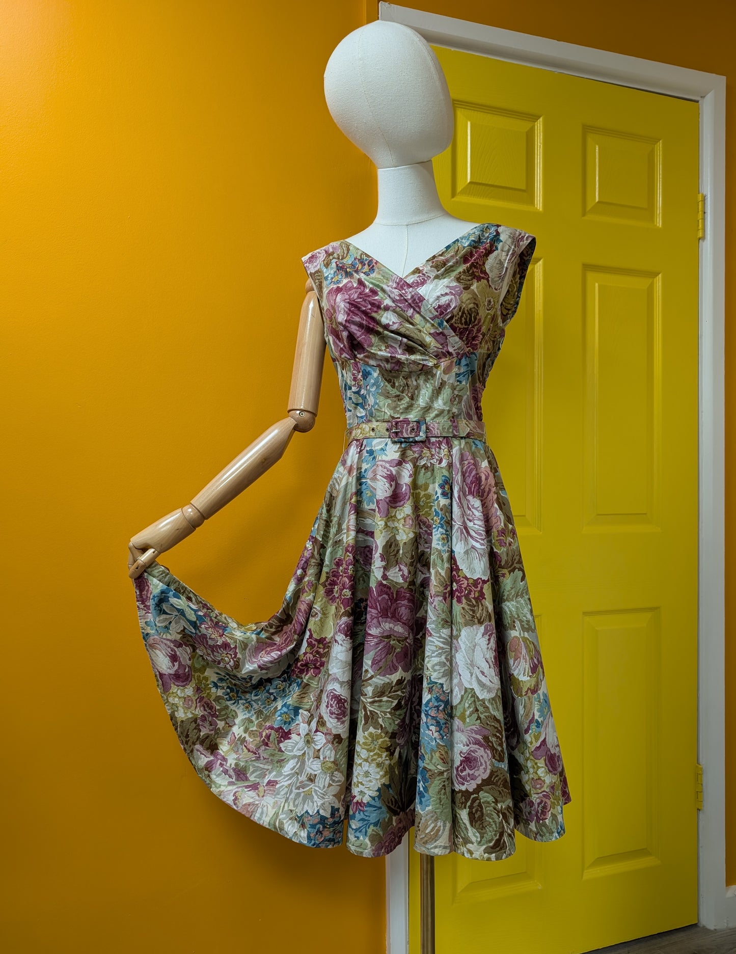 1950s Roecliff and Chapman full circle cotton dress and belt - 34"B, 26"W