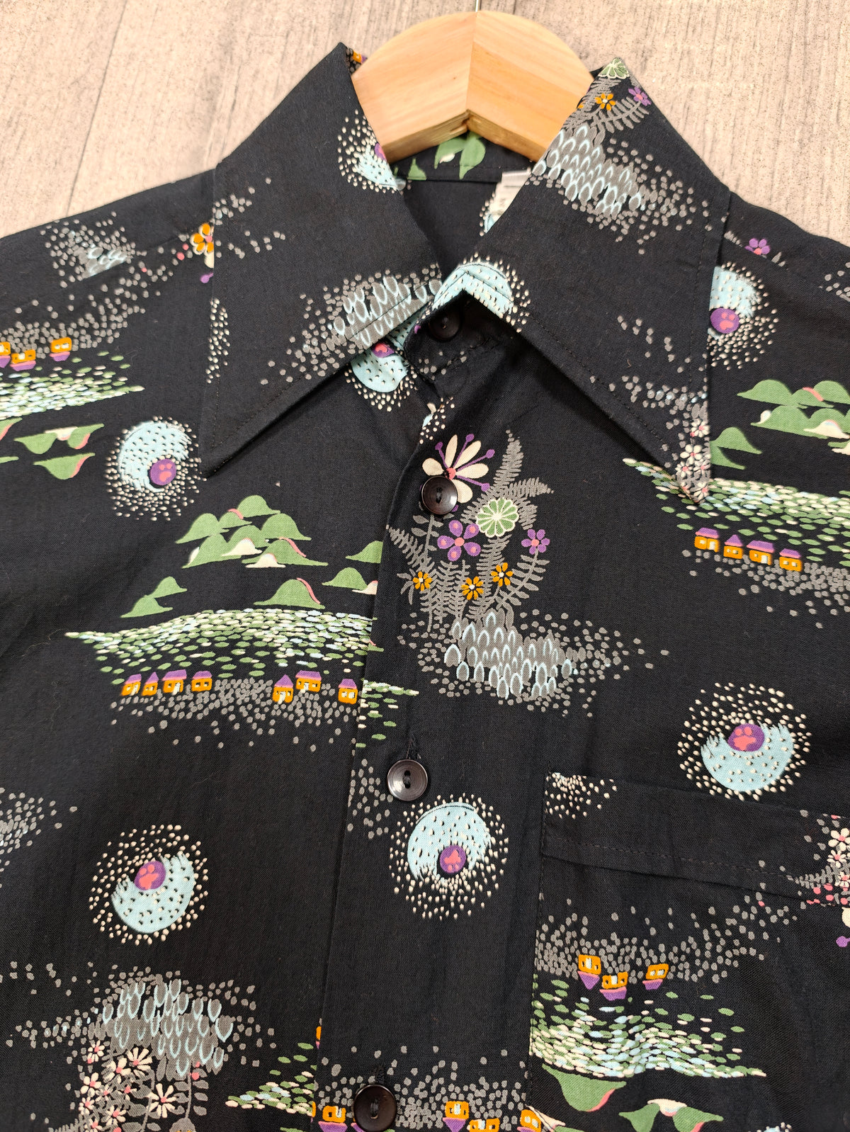 1970s Mac Bee of Sweden novelty print dagger collar shirt