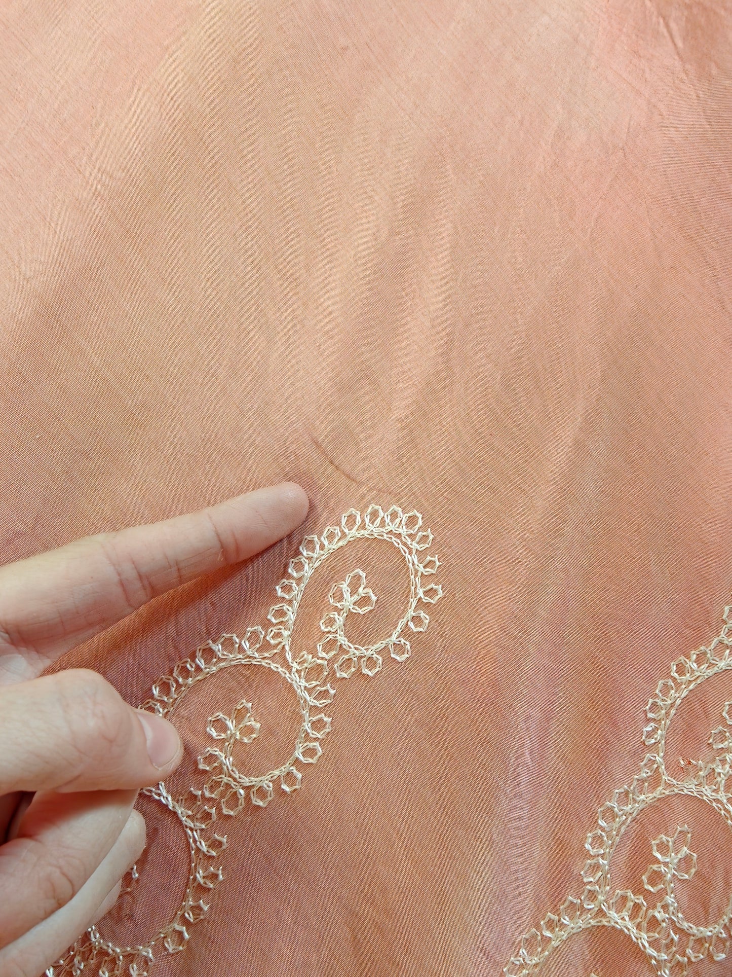 Gorgeous 1940s pink embroidered taffeta dressing gown/robe - L