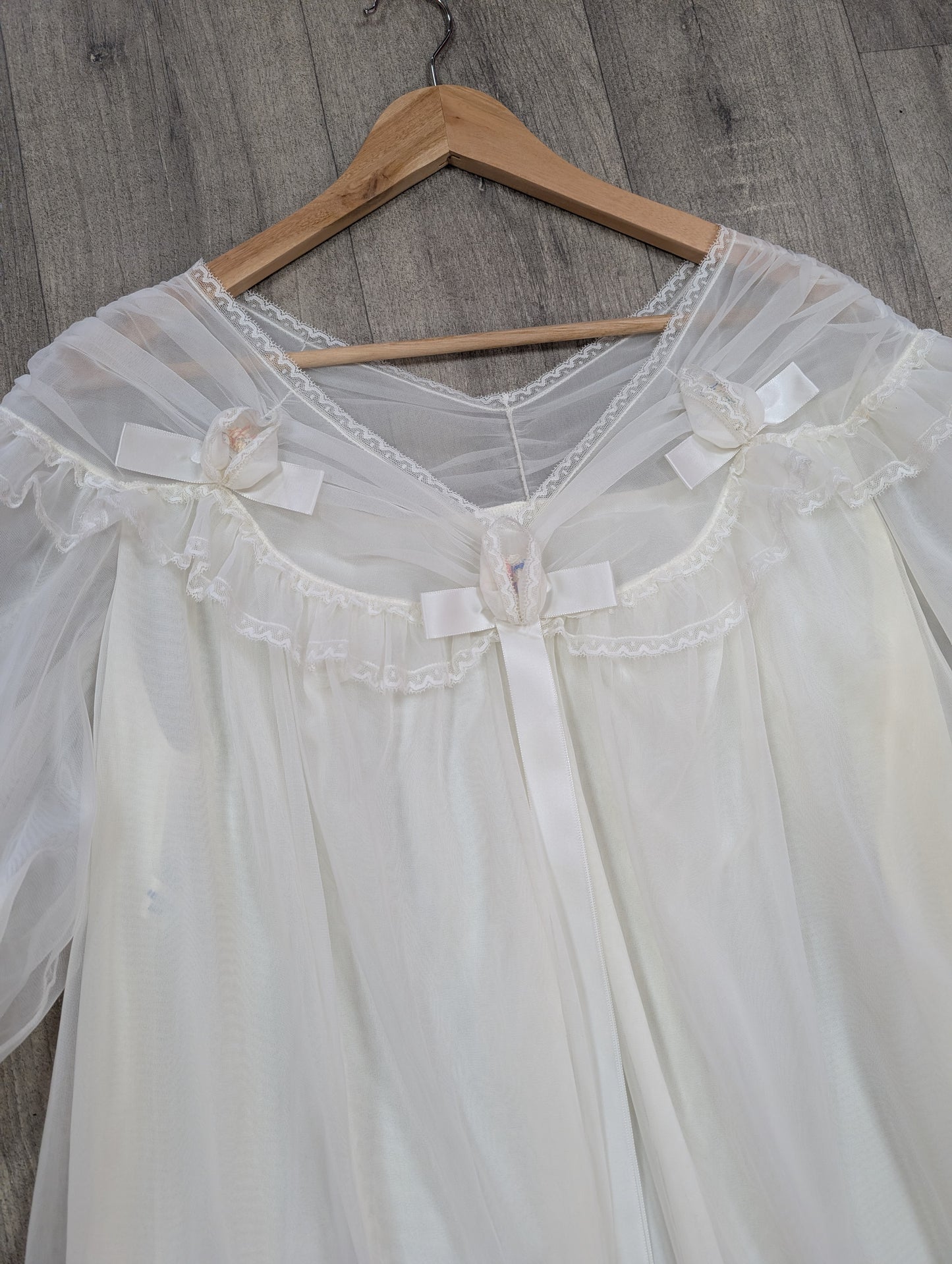 1960s Kayser Bondor flouncy negligee/dressing gown
